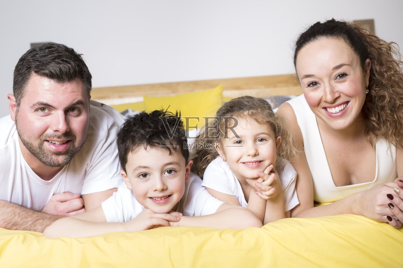 家庭,孩子和家庭的概念-幸福的家庭和两个孩子在毯子里照片摄影图片