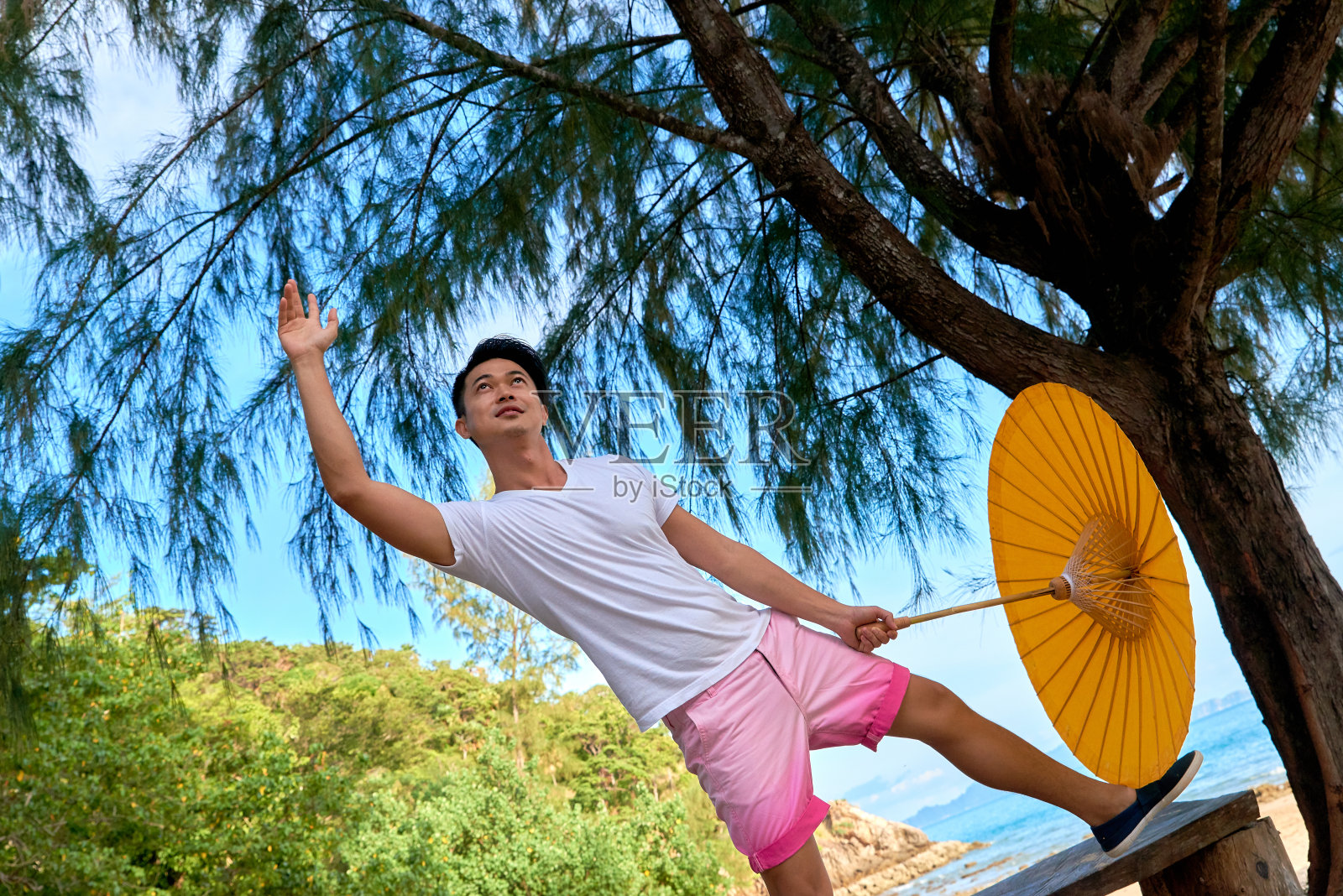 帅哥摆姿势,抬头看照片摄影图片