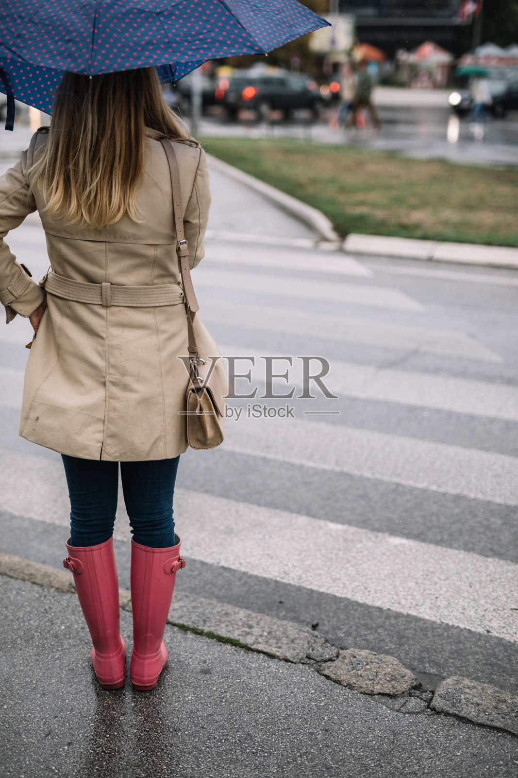 在城市里散步照片摄影图片