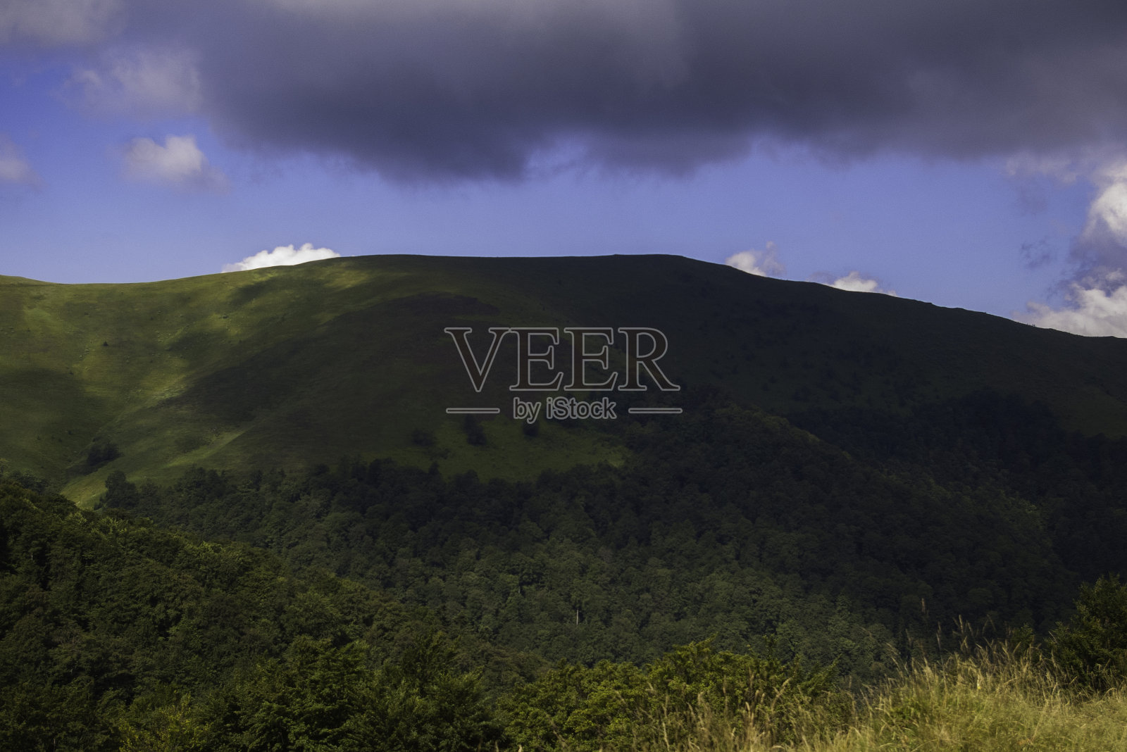 雨云在山上照片摄影图片