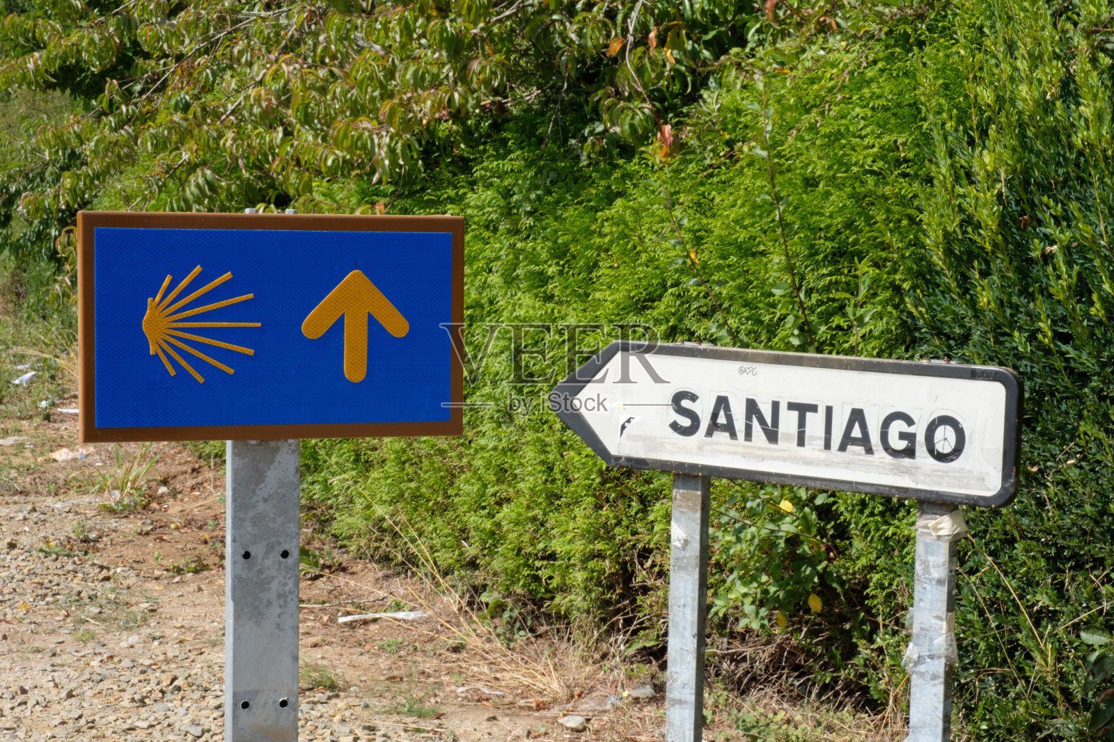 圣詹姆斯('Jakobsweg'或'圣地亚哥')的道路标志到圣地亚哥德孔波斯特拉在西班牙照片摄影图片