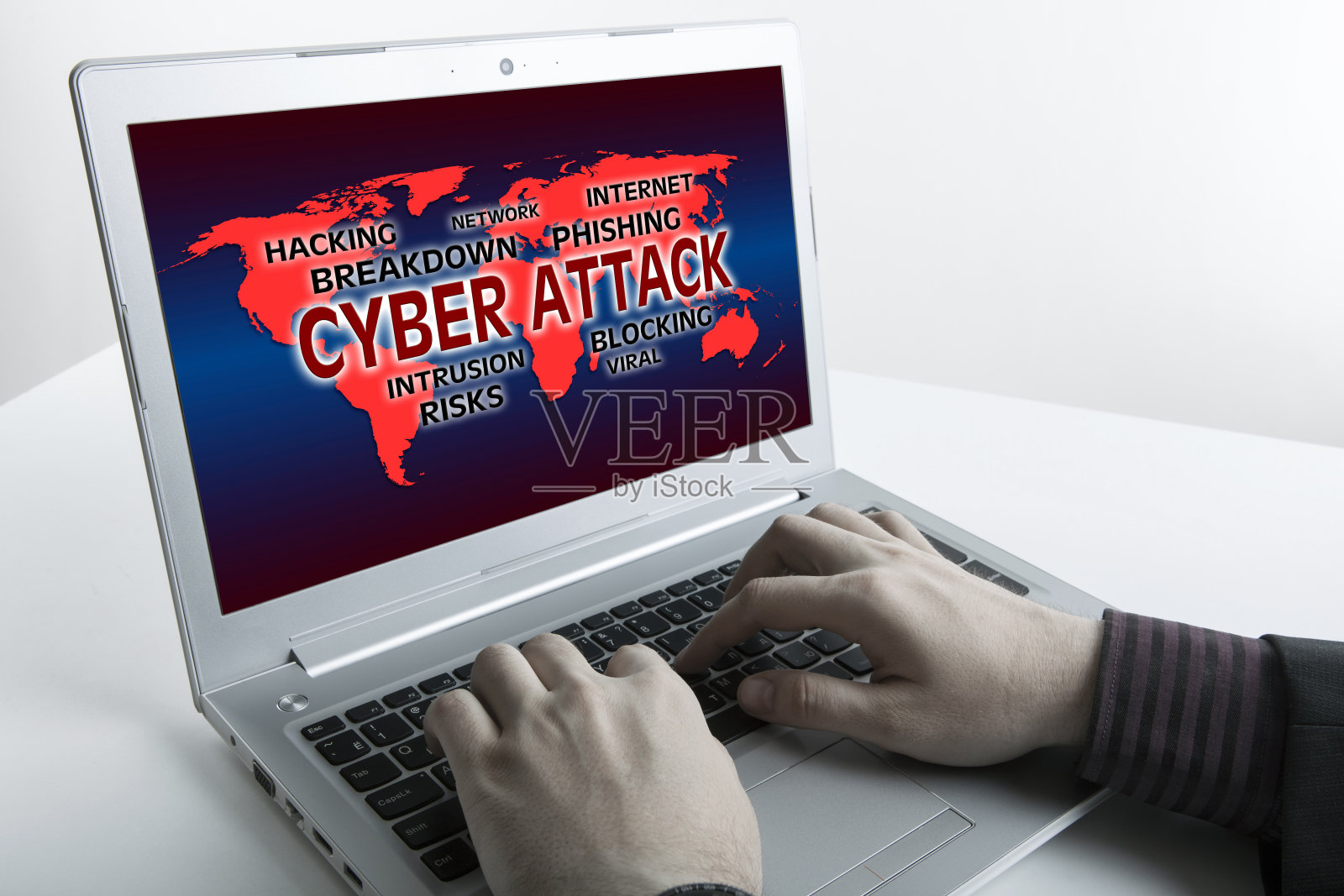 人的手指对Tablet PC进行题词网络攻击照片摄影图片