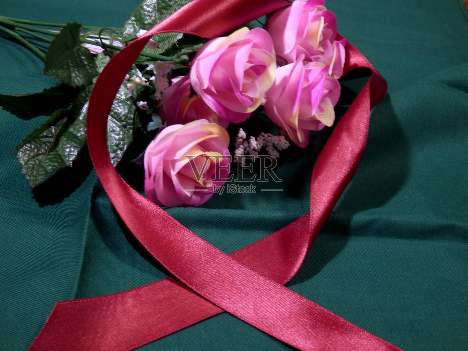 玫瑰和红丝带的花束照片摄影图片