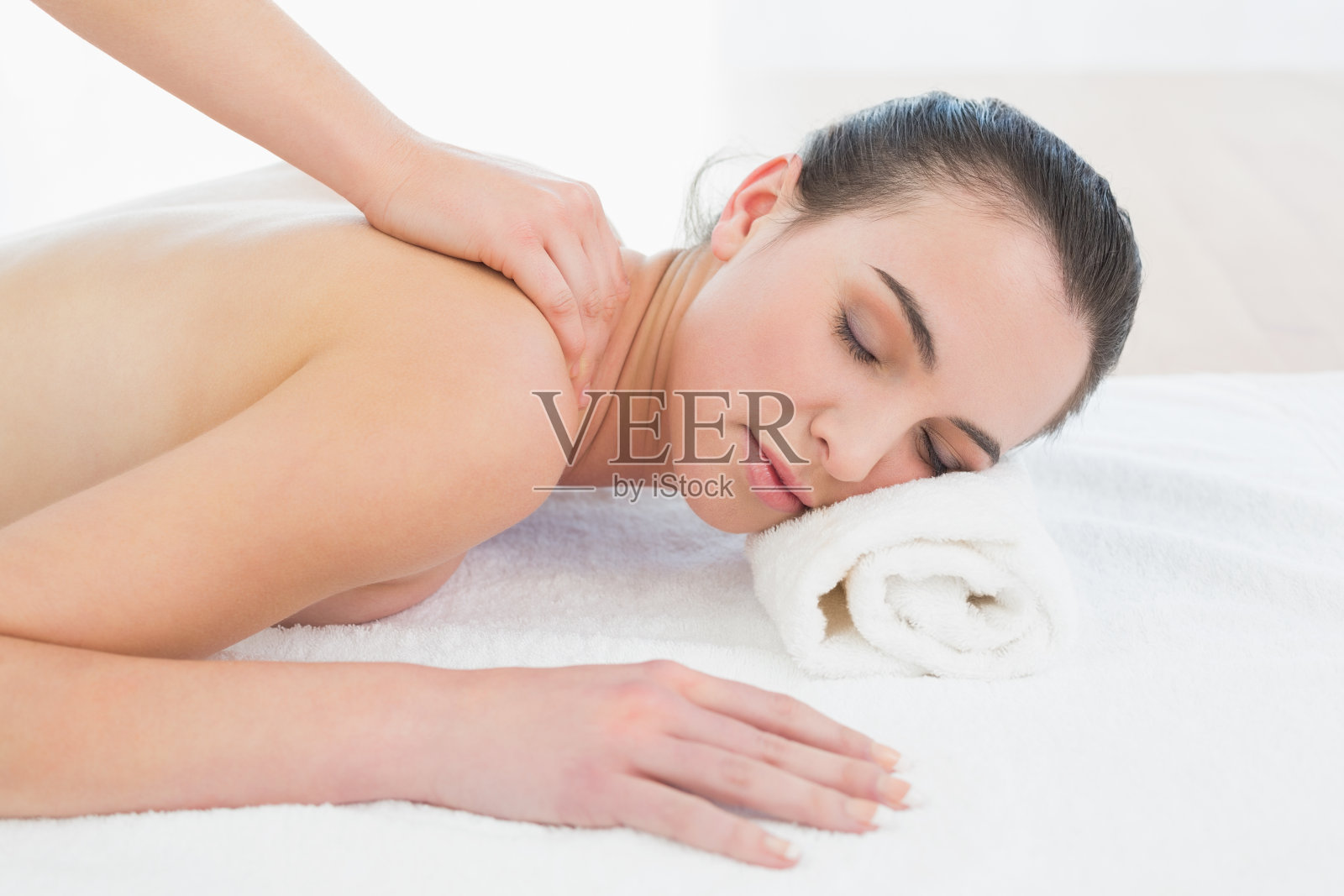 美丽的女人享受背部按摩美容spa照片摄影图片
