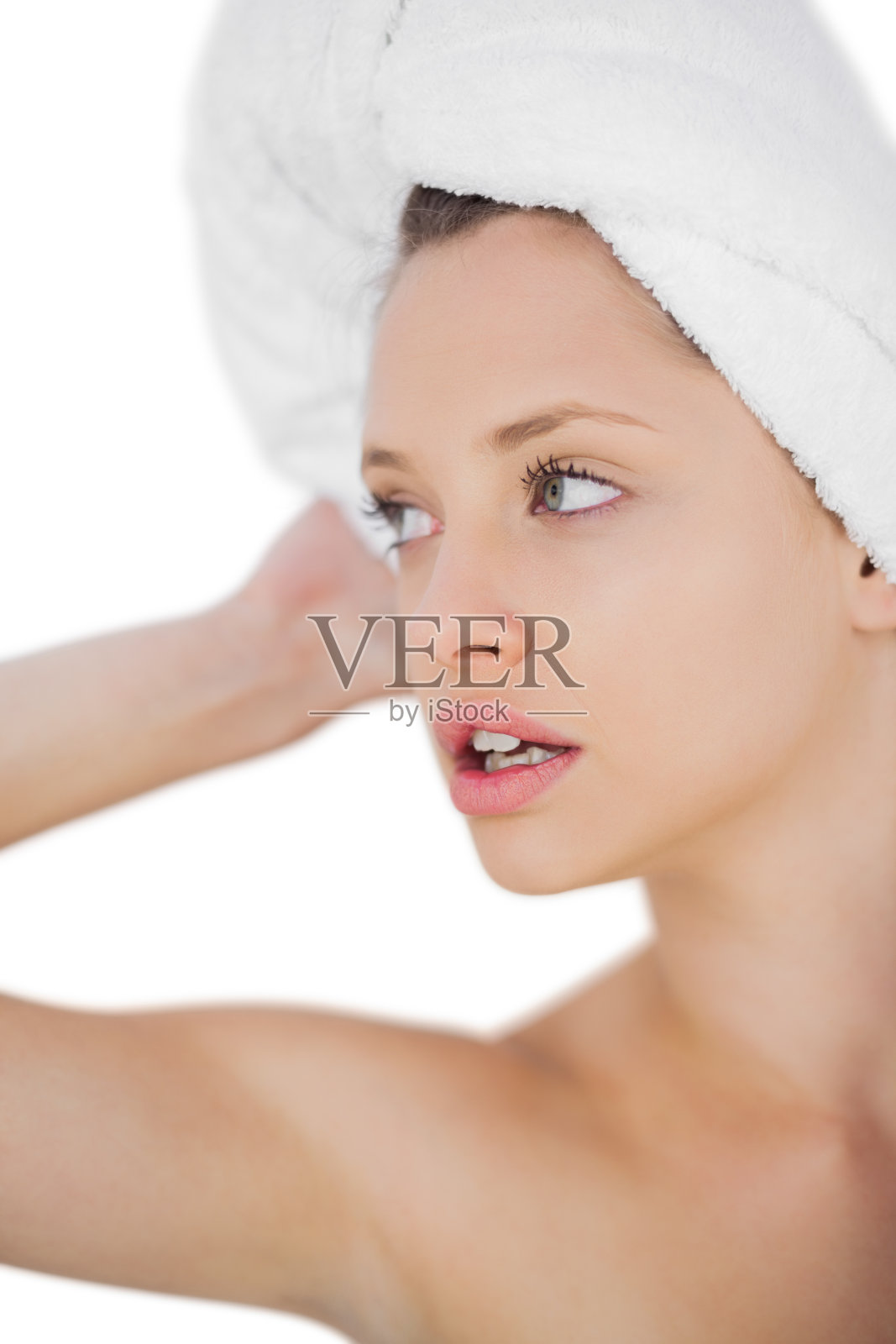 体贴的黑发姑娘在一边晾干头发照片摄影图片