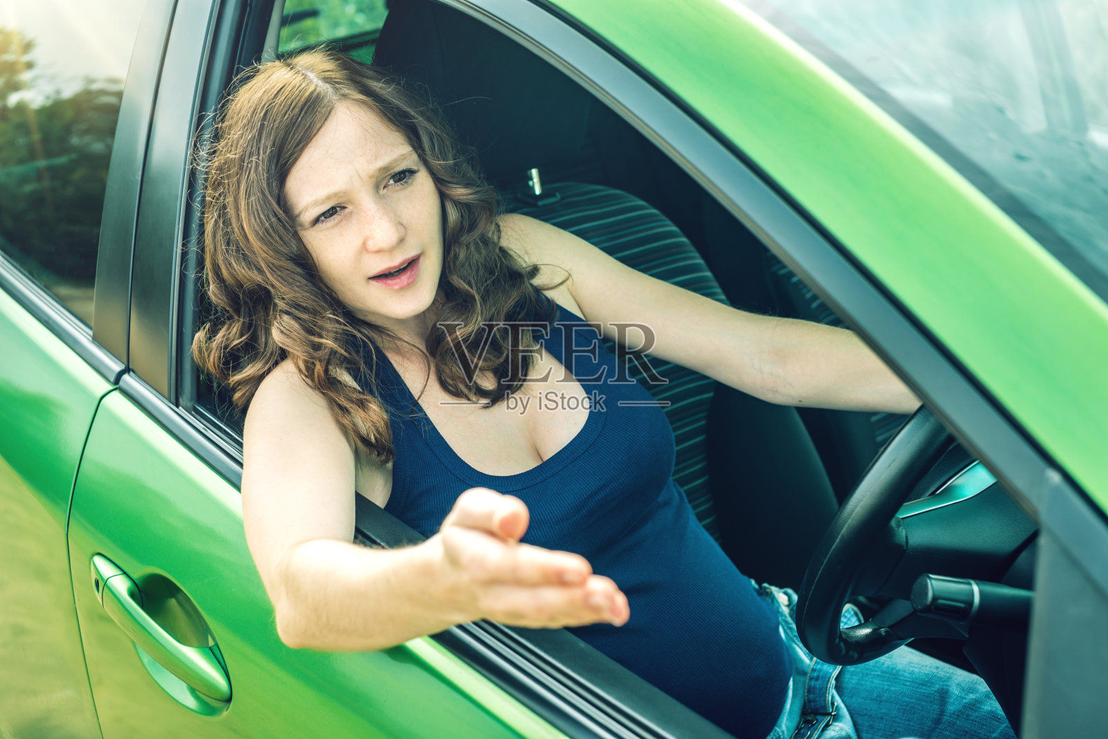 愤怒而沮丧的女司机在车里。争吵和不满的路上。照片摄影图片