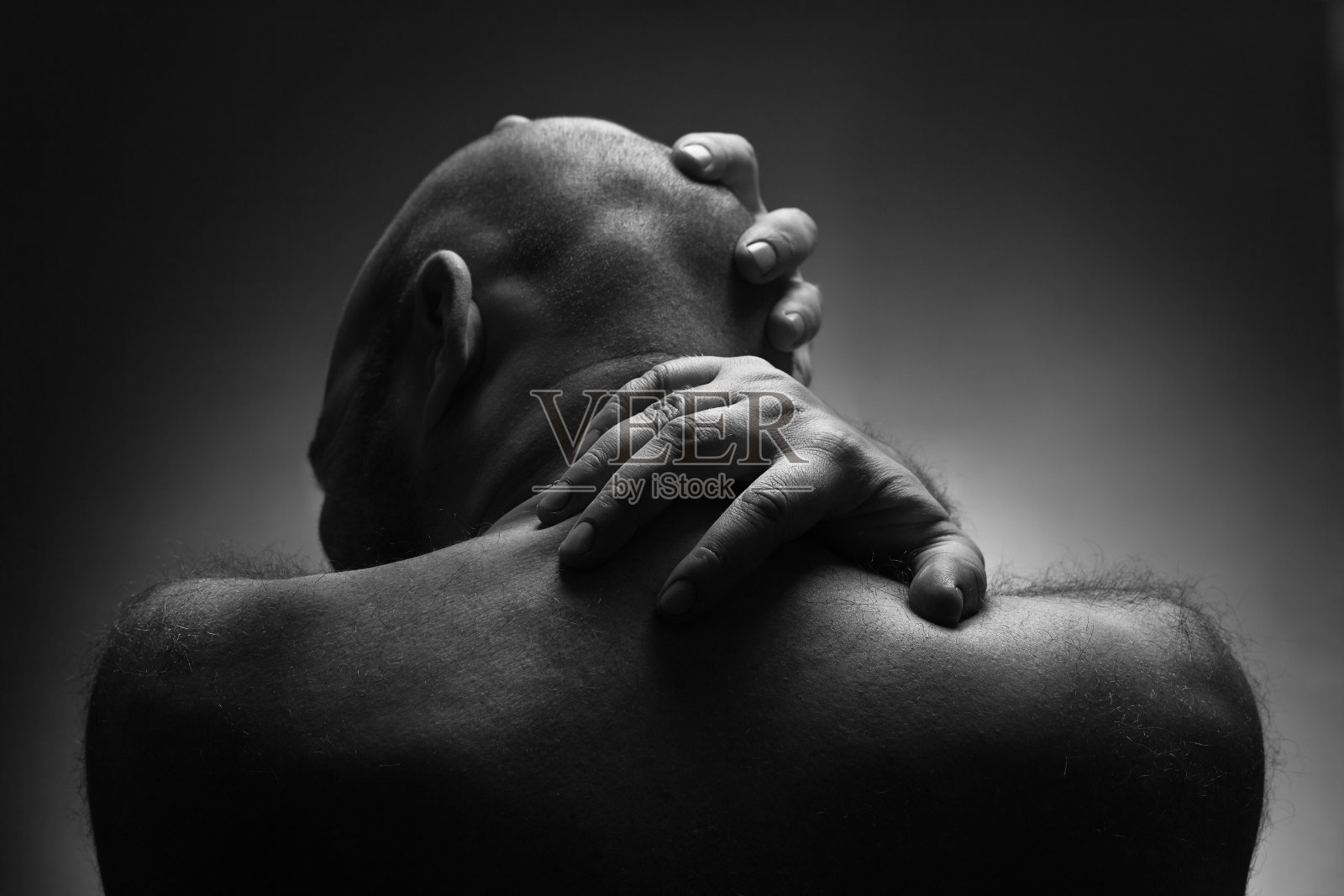 令人担忧的秃头男人的近距离肖像。照片摄影图片