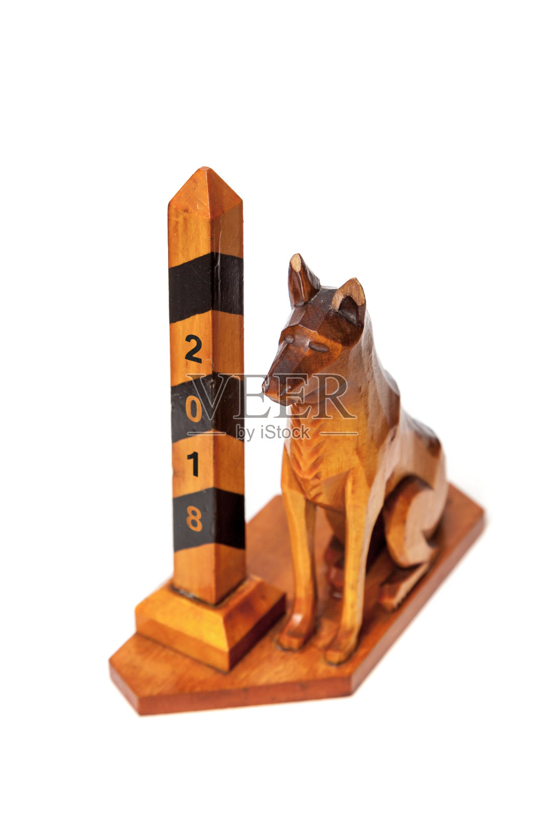 木制的狗和边界柱在白色的背景照片摄影图片