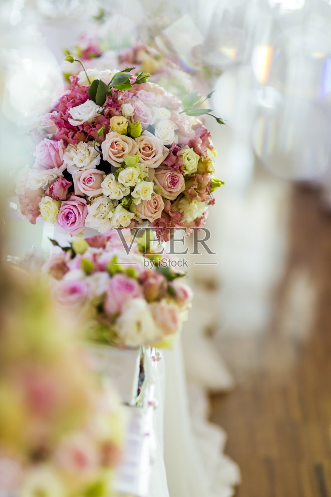 用美丽的玫瑰装饰照片摄影图片