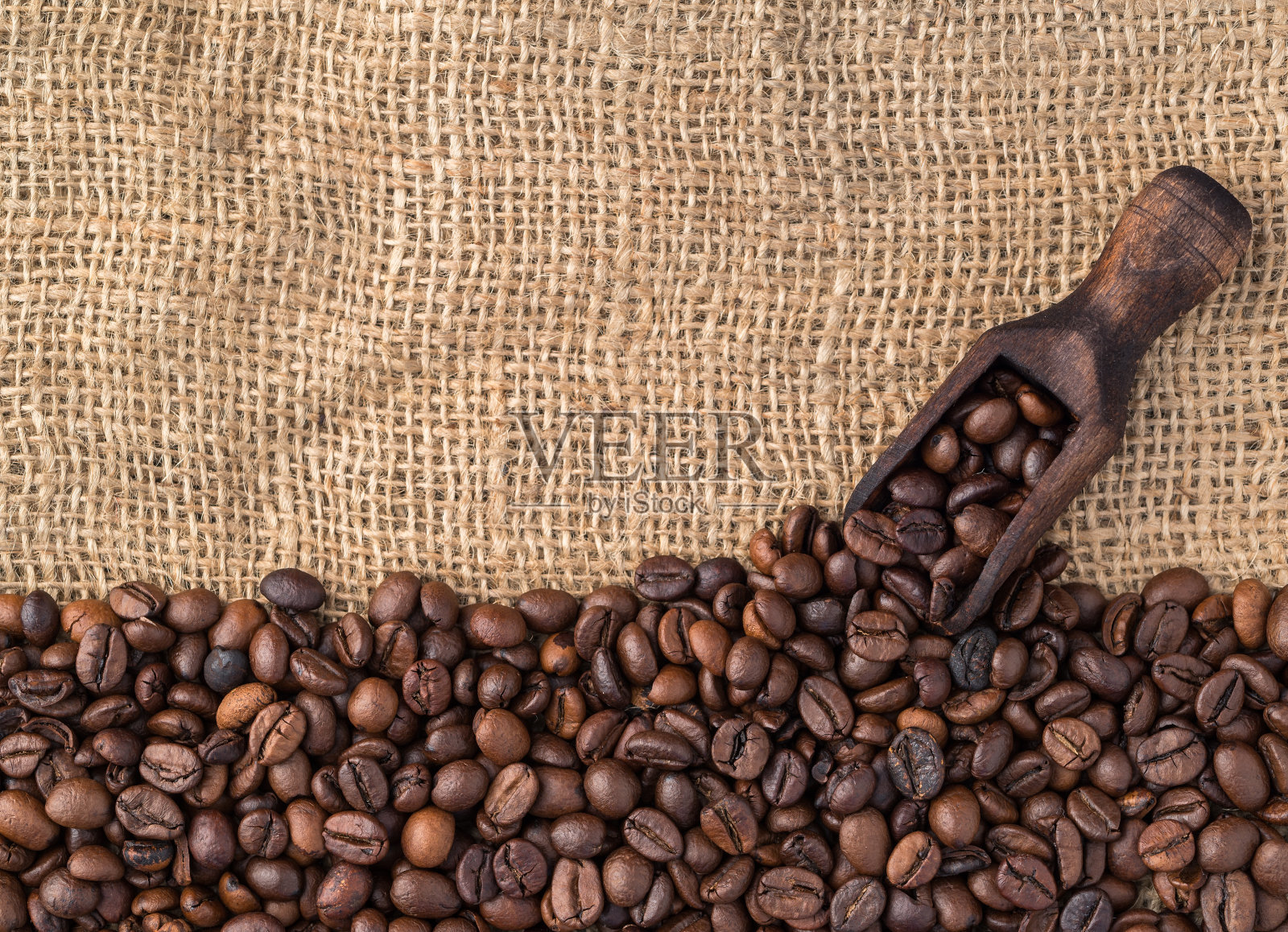 用勺子混合不同种类的咖啡豆。咖啡的背景照片摄影图片