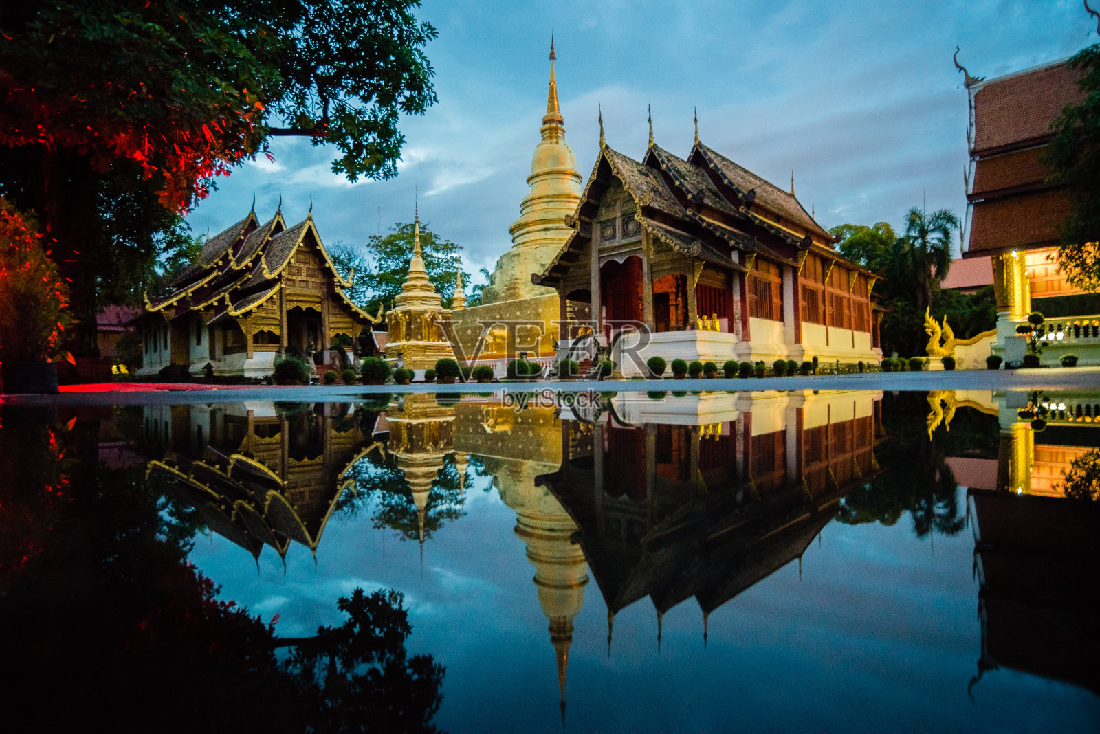 泰国清迈最古老的佛寺,水中倒映着佛塔和圣殿。照片摄影图片