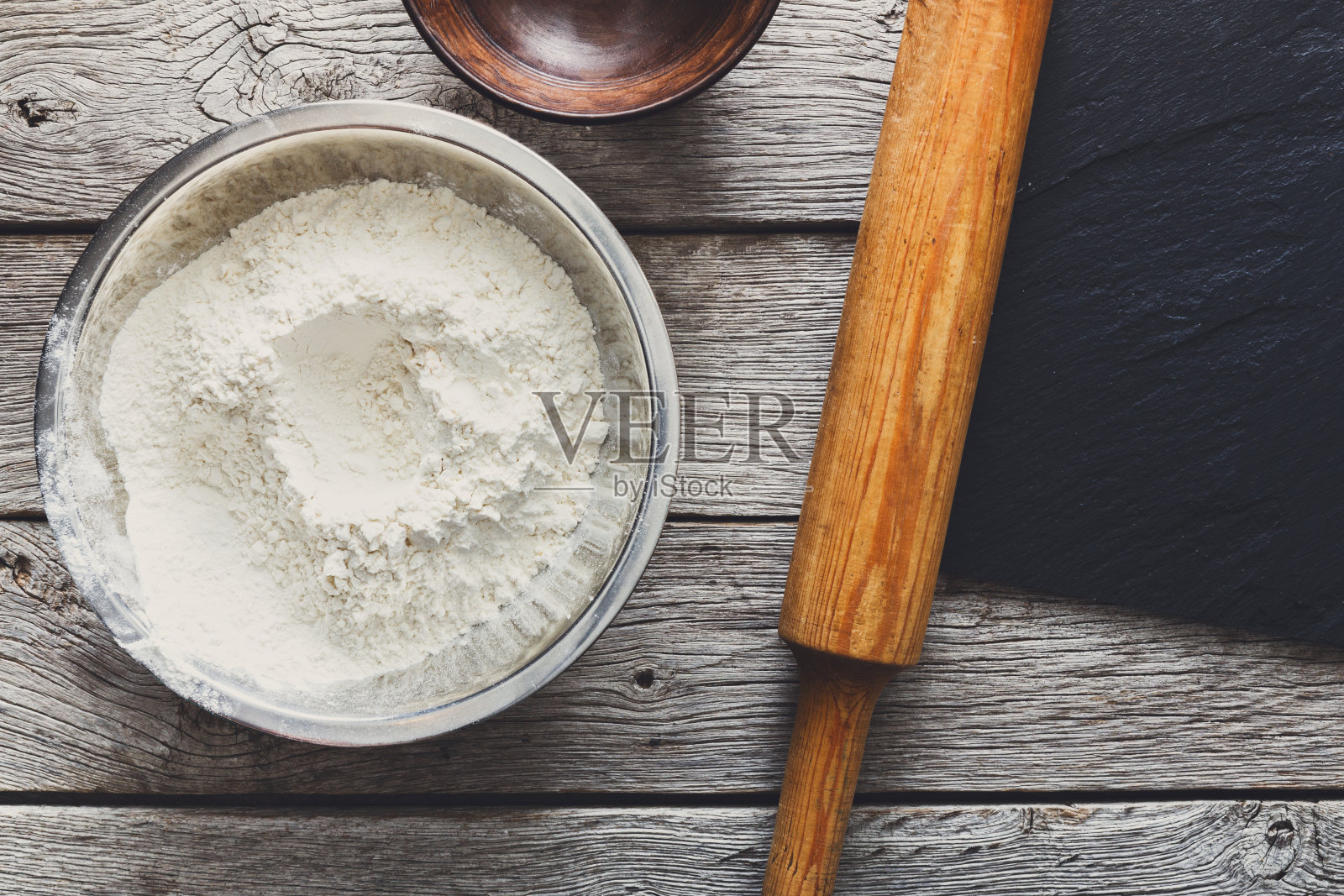 烘焙的概念。面粉和擀面杖放在木头上照片摄影图片