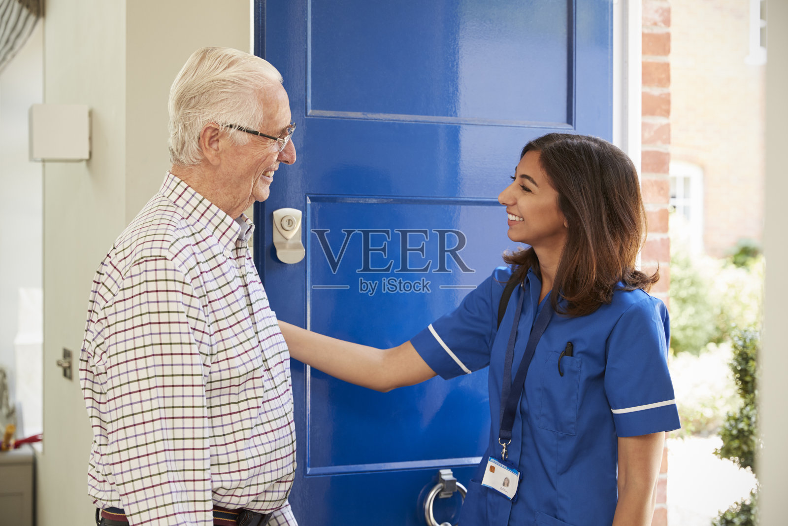 护士在老人的前门迎接他照片摄影图片