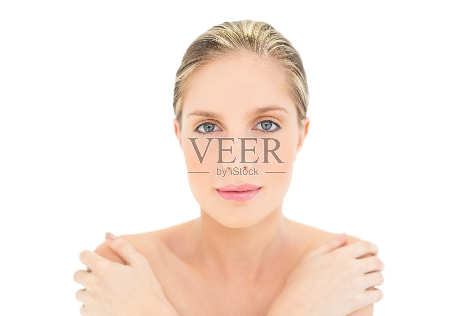 轻松清新的金发女人看着镜头照片摄影图片