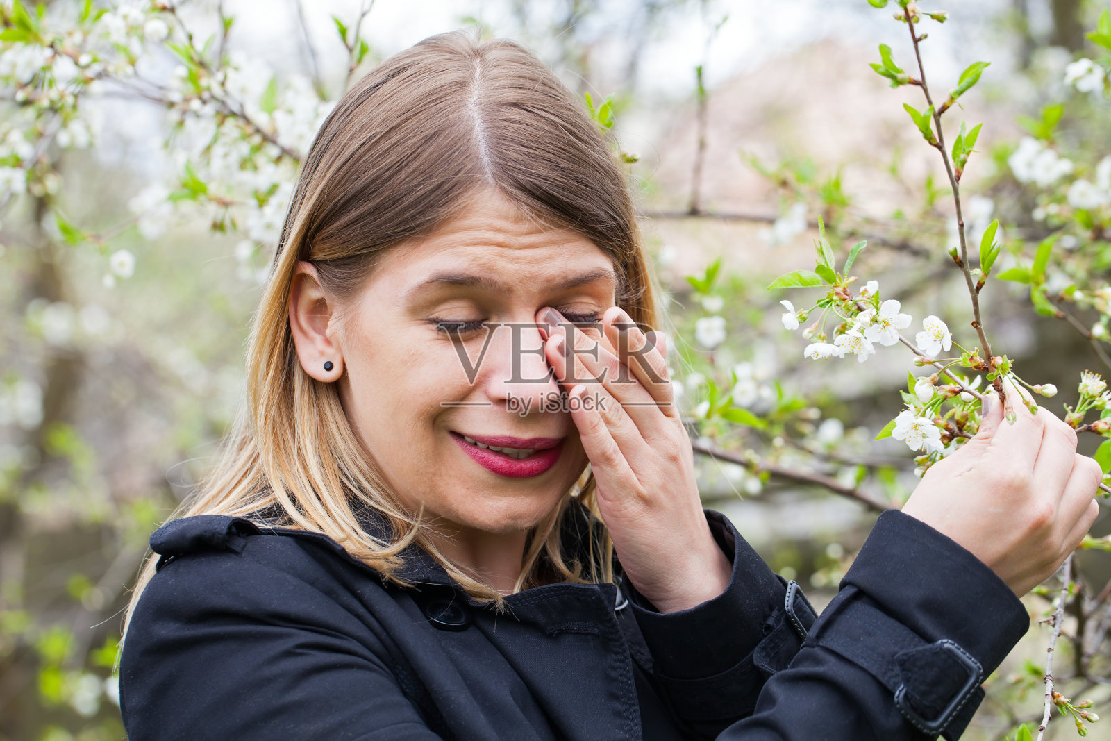 春季在户外打喷嚏的过敏女人照片摄影图片