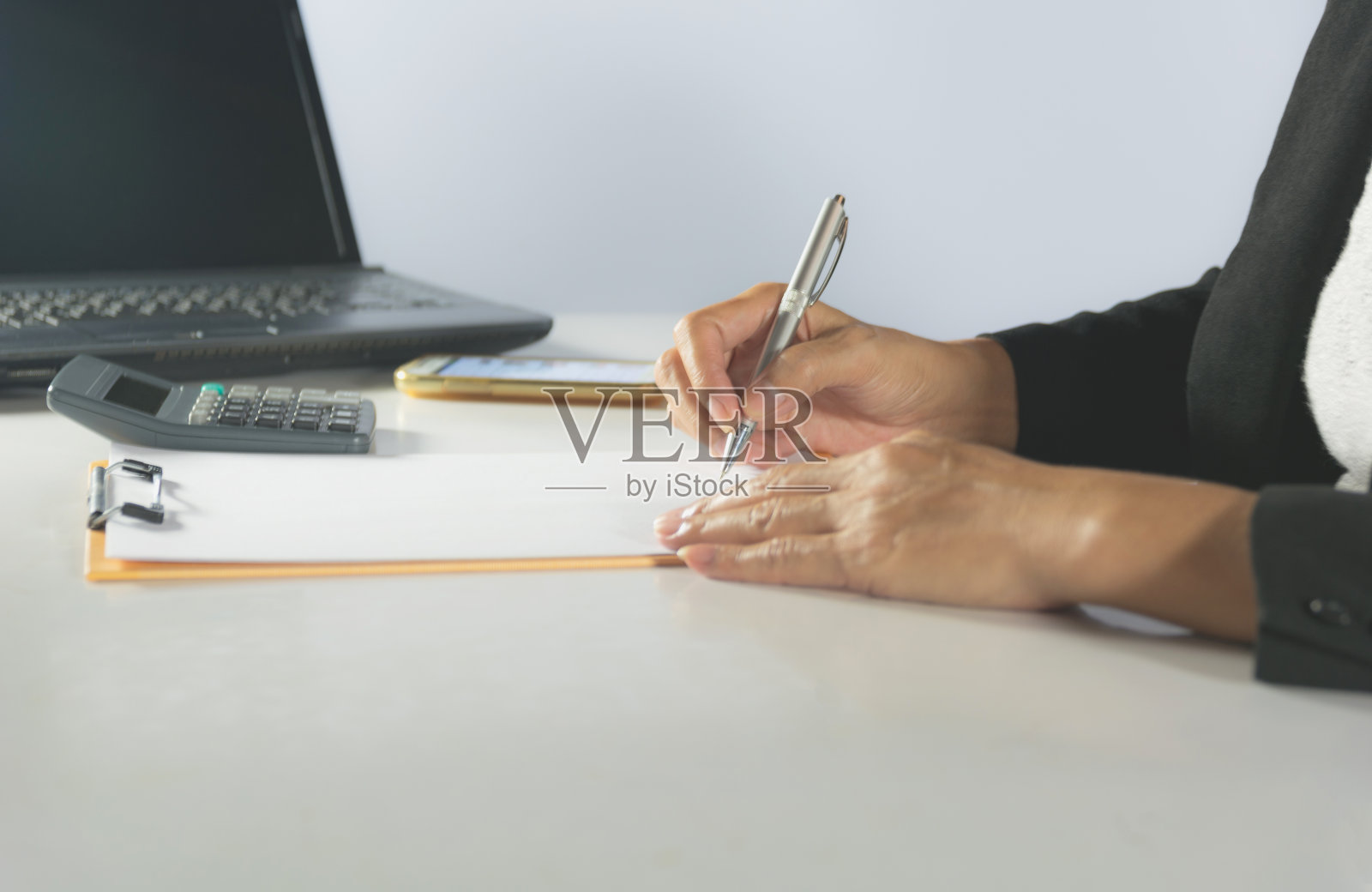 商人的过程。女商人工作的项目在桌子软焦点照片摄影图片