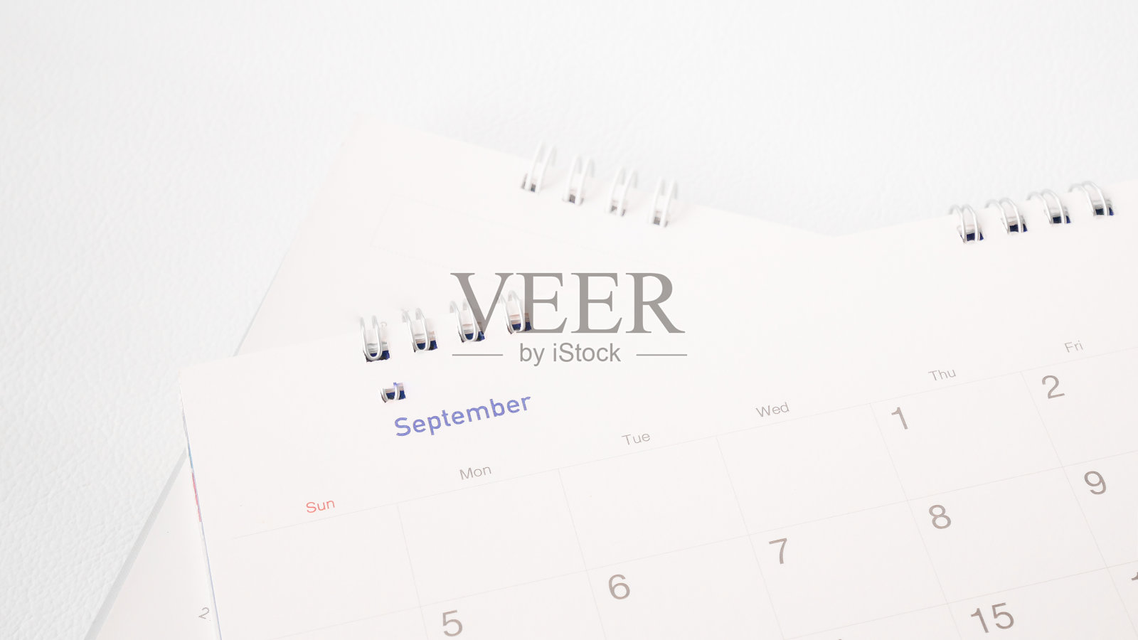 模糊的日历页上的白色背景。照片摄影图片