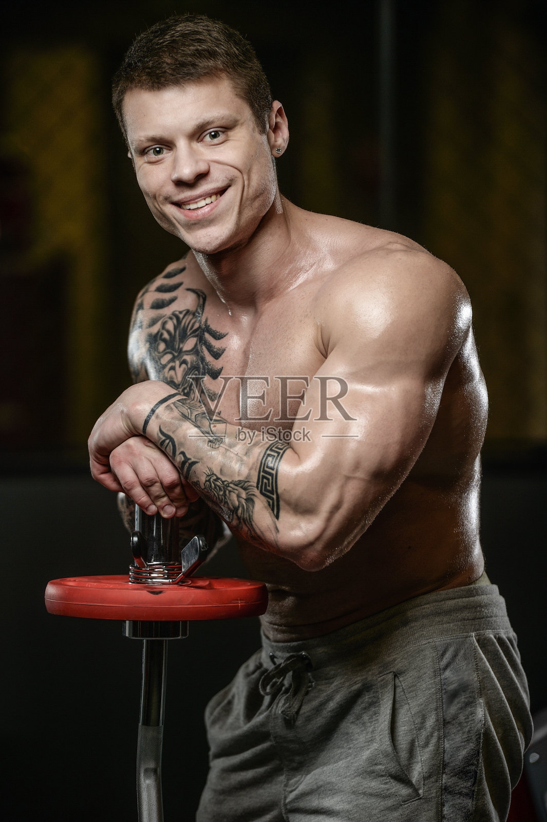 强壮和英俊的年轻运动员纹身男子肌肉照片摄影图片