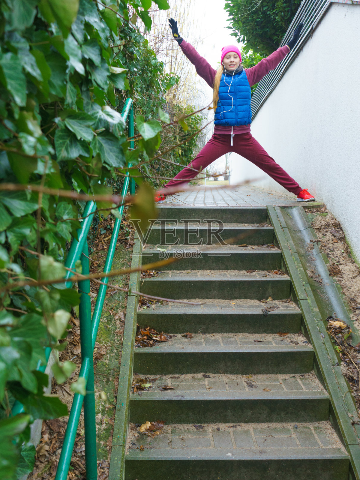 秋天穿着运动服在户外运动的妇女照片摄影图片