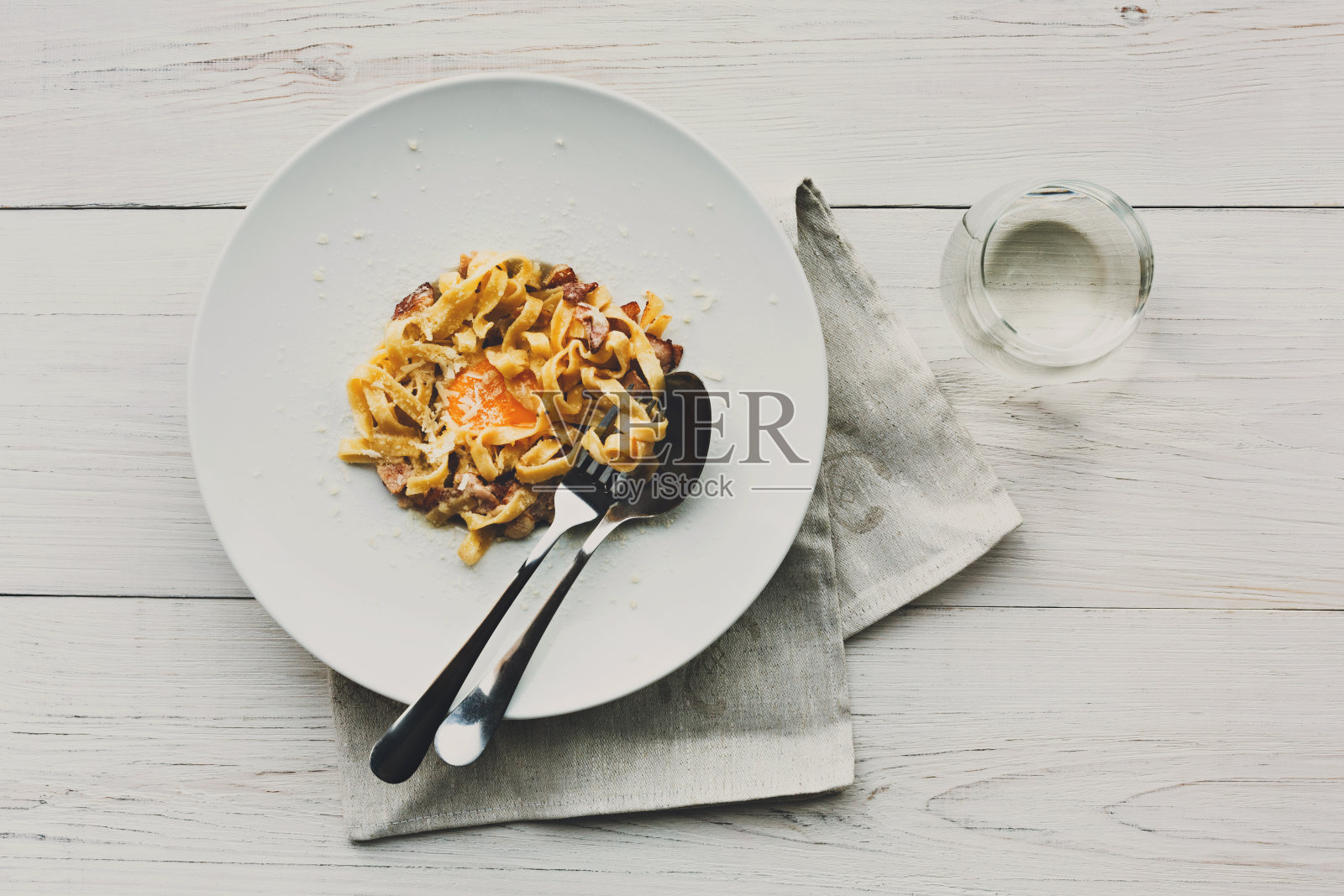 传统意大利干酪意面加培根和鸡蛋照片摄影图片