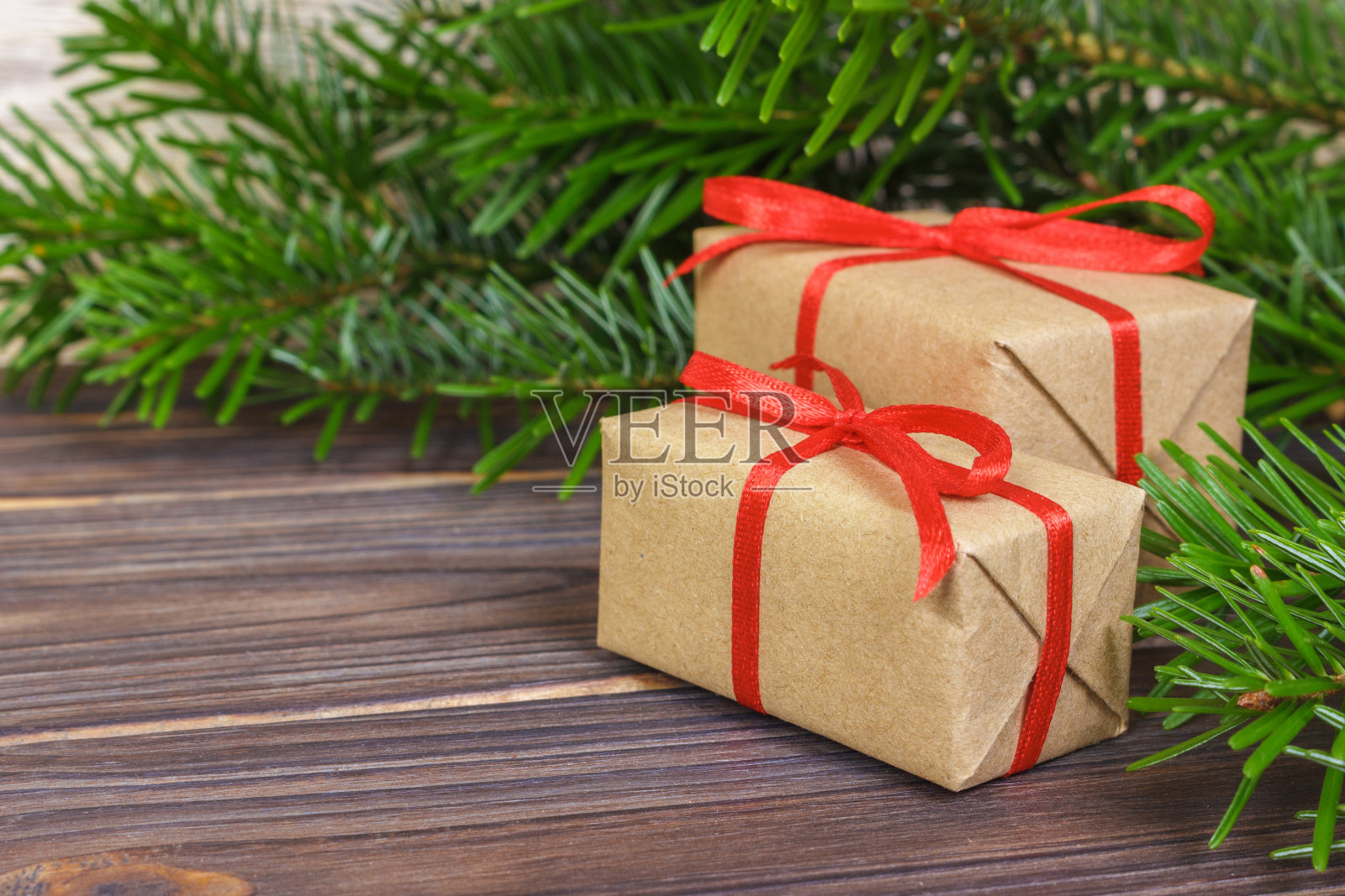 圣诞树下的圣诞礼物。冷杉分支。圣诞和新年快乐作文照片摄影图片