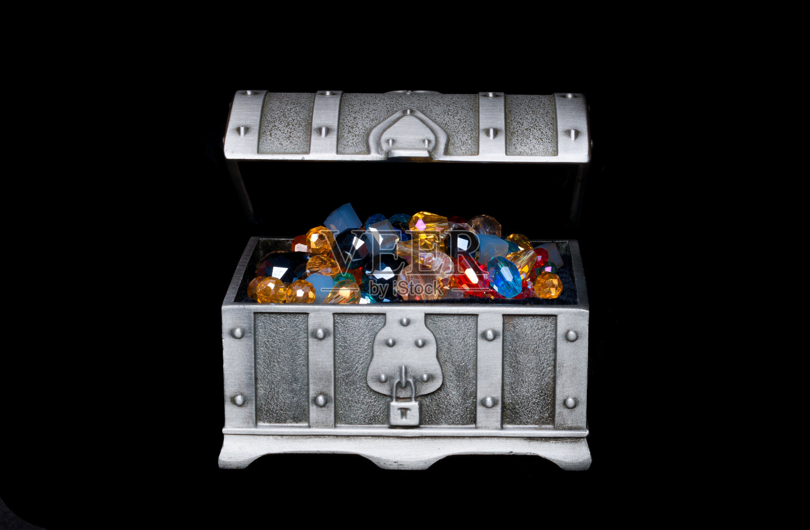 装满财宝的箱子照片摄影图片