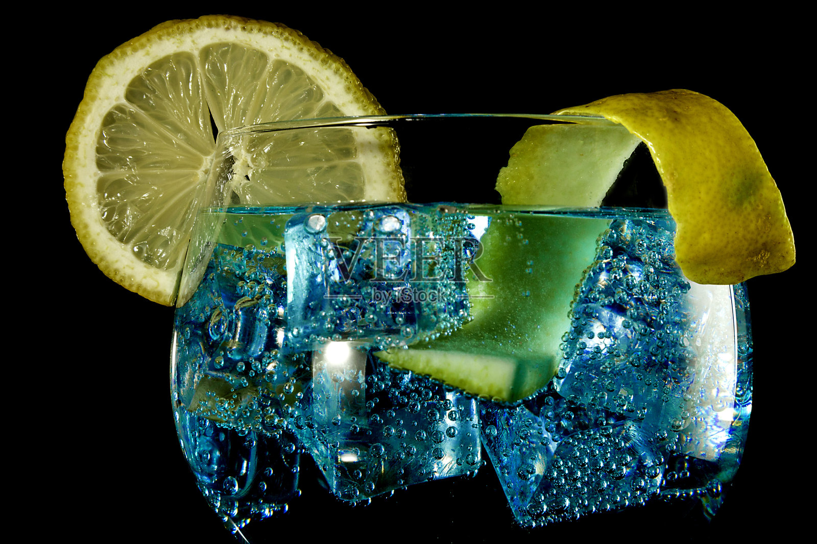 大杯杜松子酒加柠檬水照片摄影图片