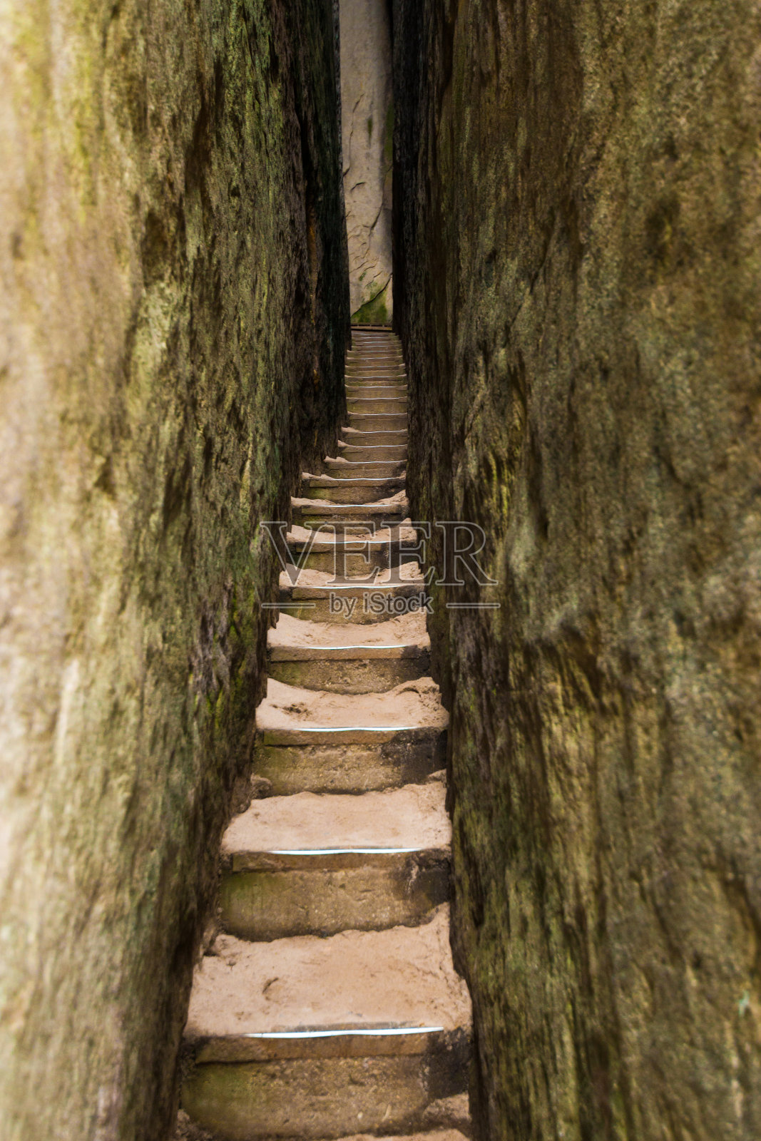 位于Adrspach国家公园Adrspasske山的独特岩石“洞穴”照片摄影图片