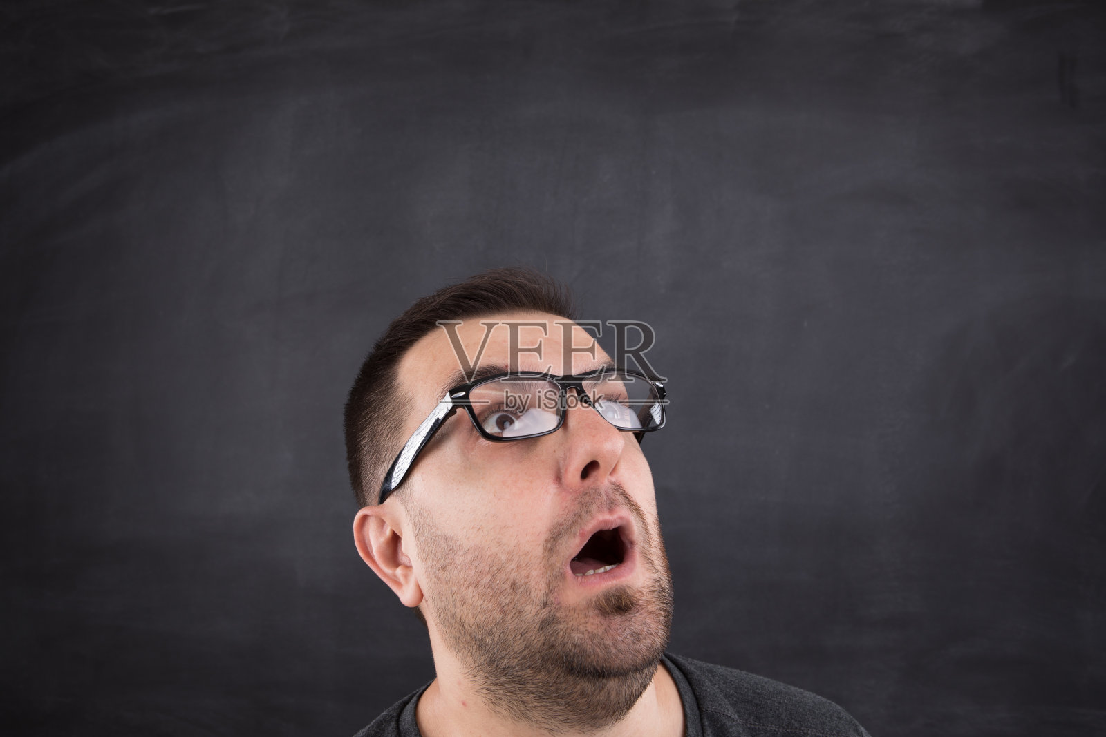 黑板上的胡子男照片摄影图片