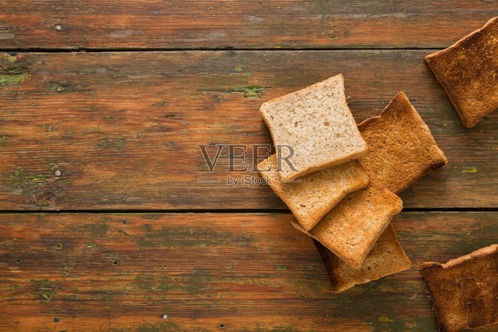 以质朴的木头为背景的白面包吐司照片摄影图片
