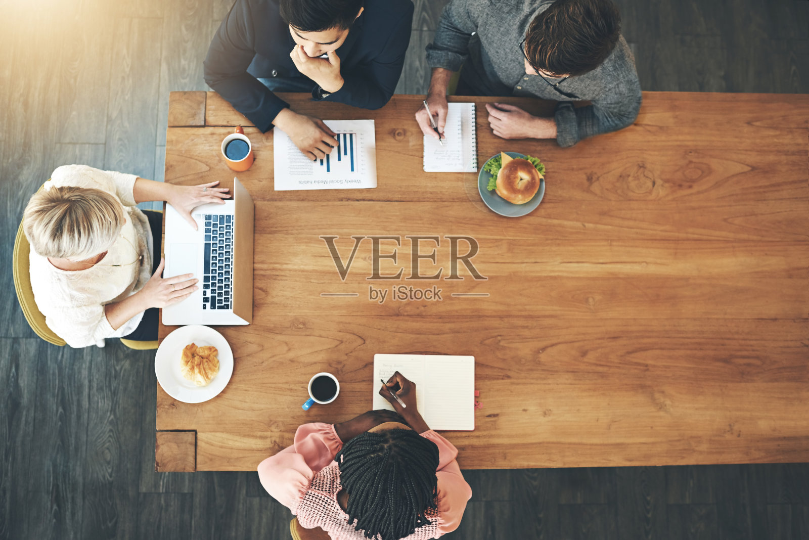 努力把自己的业务转移到前沿照片摄影图片