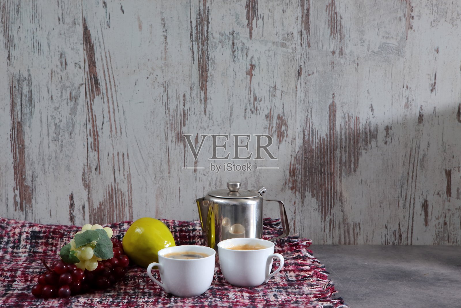 每个秋天的夜晚,坐下来回忆过去的日子。照片摄影图片