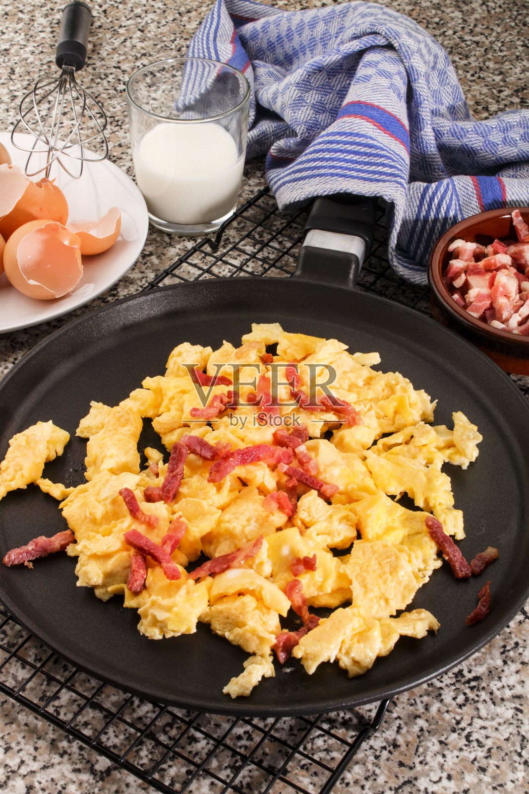 煎蛋和煎熏肉块照片摄影图片