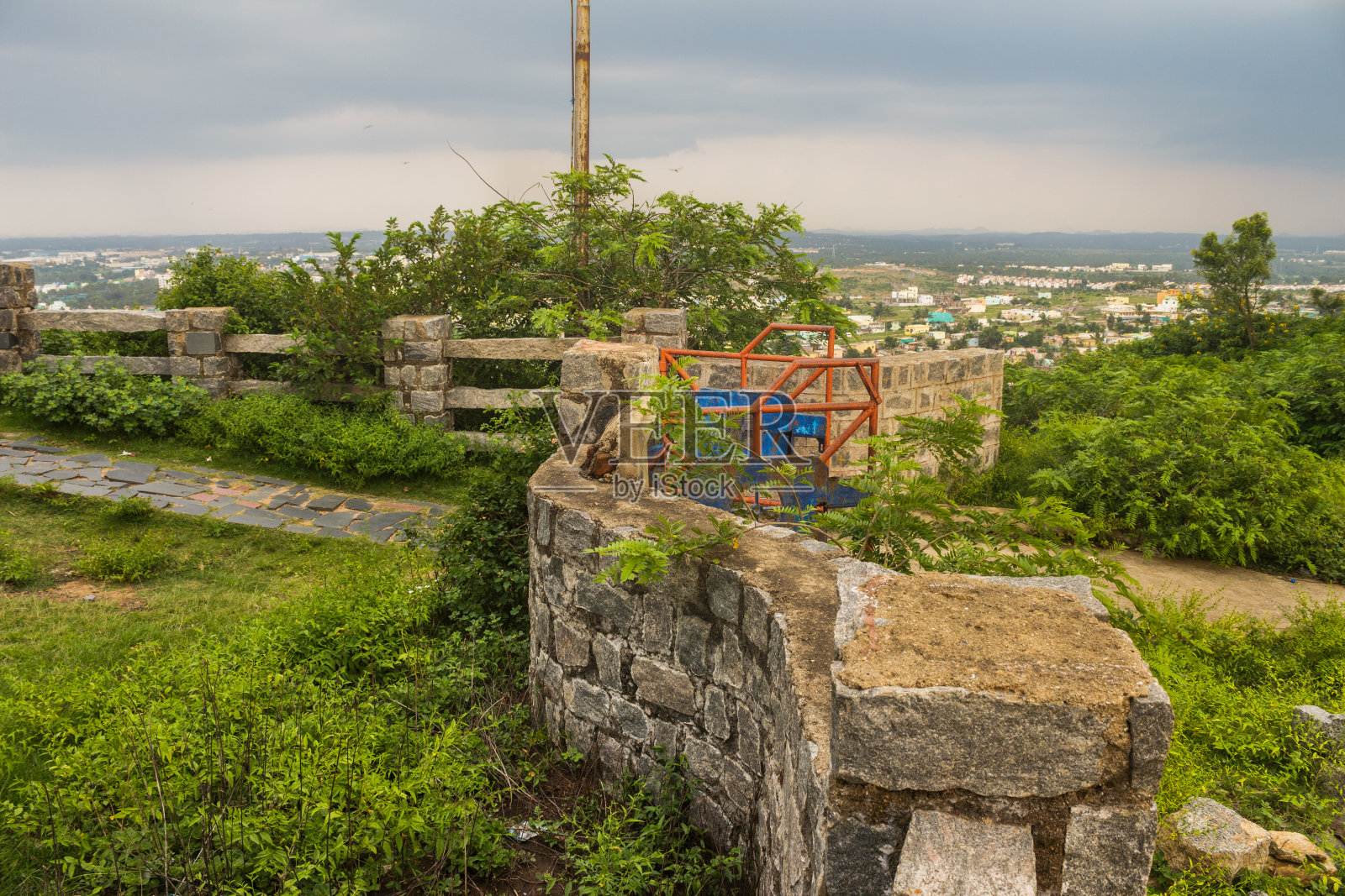 印度寺庙周围小山上的石墙照片摄影图片