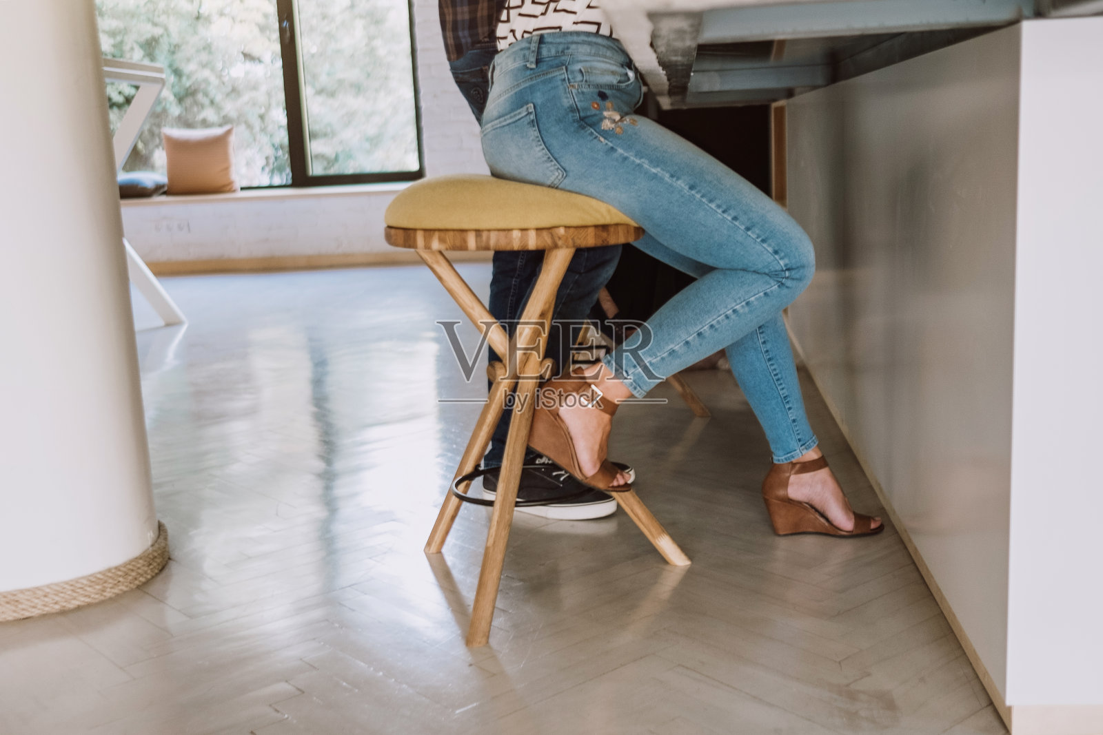 在办公室喝咖啡照片摄影图片