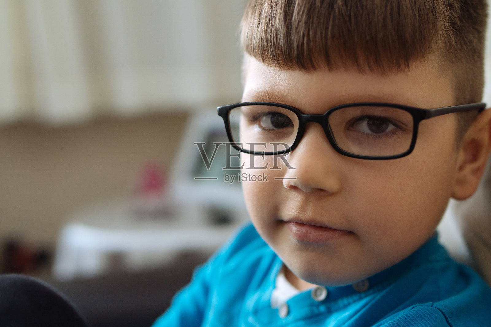 6岁男孩照片摄影图片