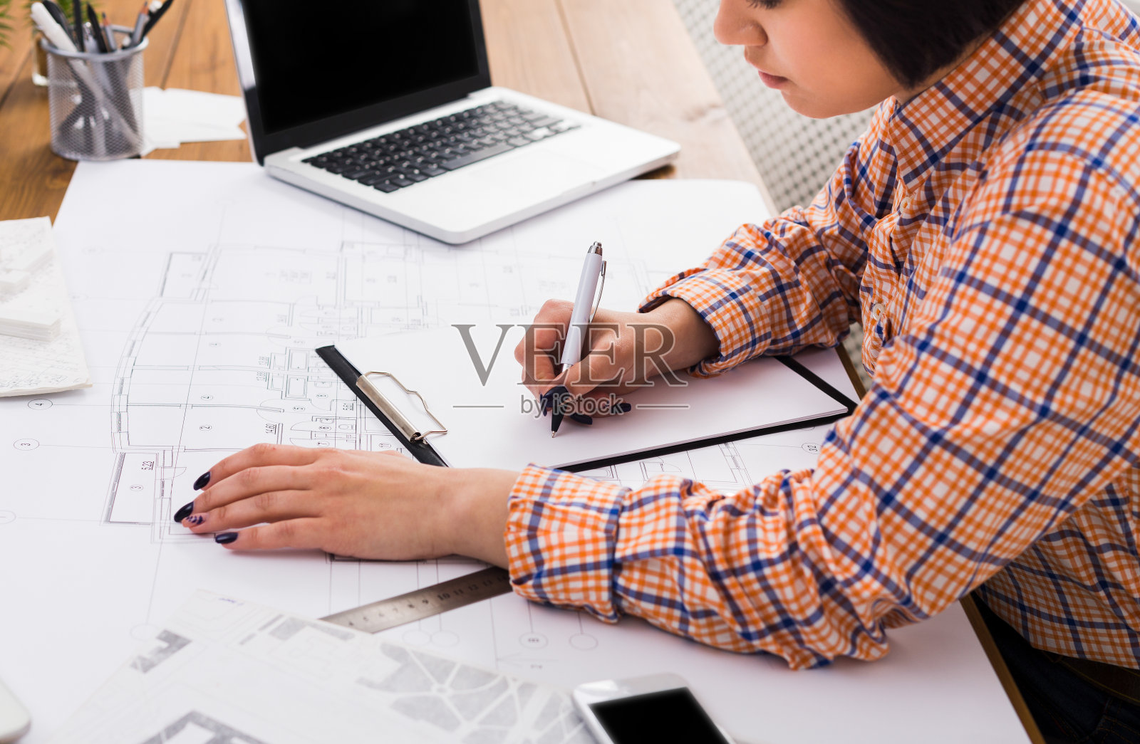 设计师在办公室绘制蓝图照片摄影图片