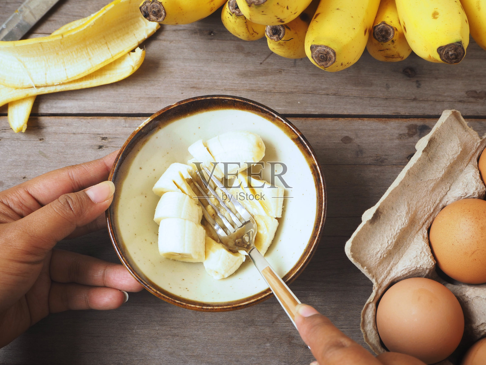 手捏香蕉照片摄影图片