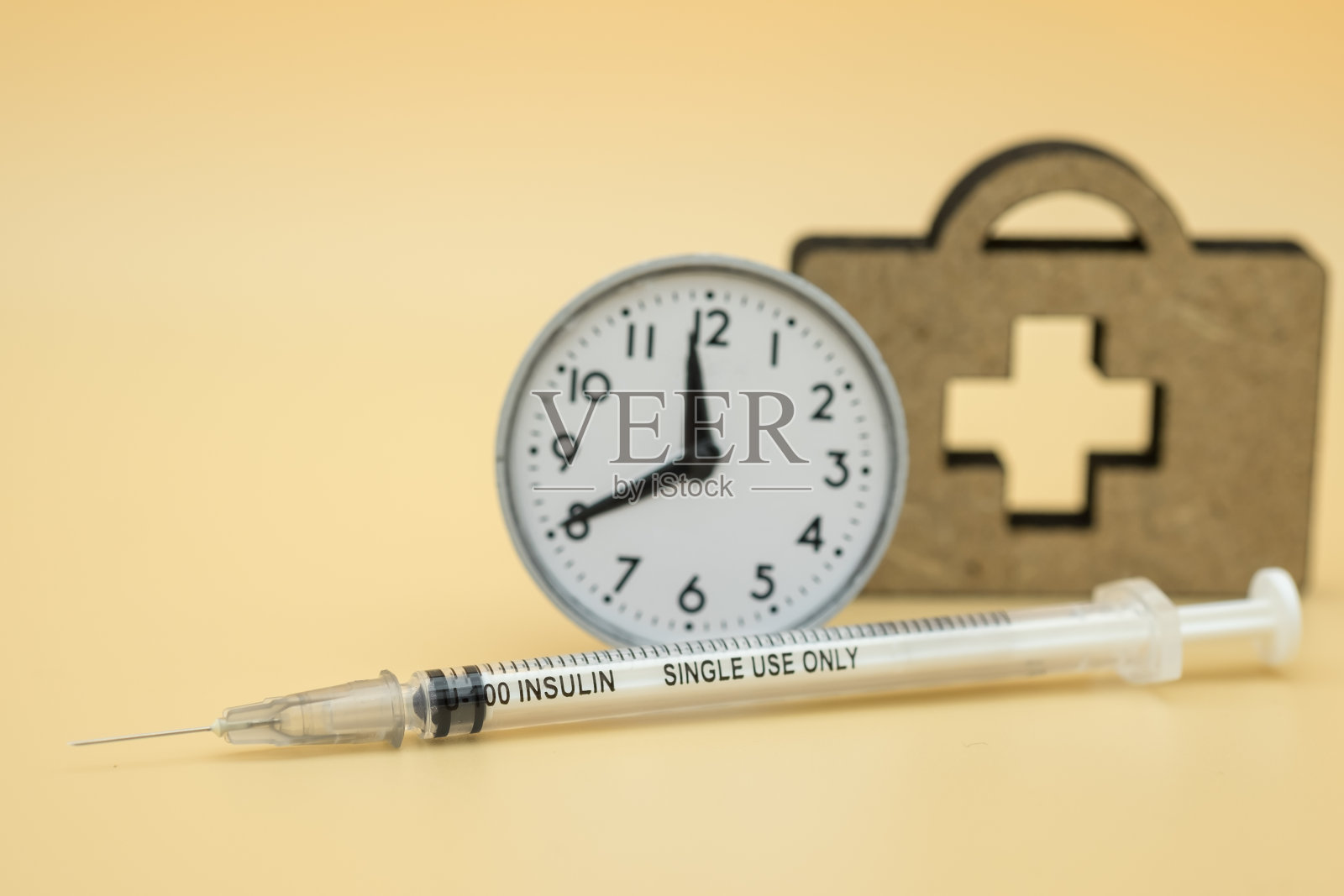 胰岛素注射器的关闭血糖水平控制与复古的24小时和医疗符号使用作为药物,糖尿病,血糖,保健和人的概念。照片摄影图片