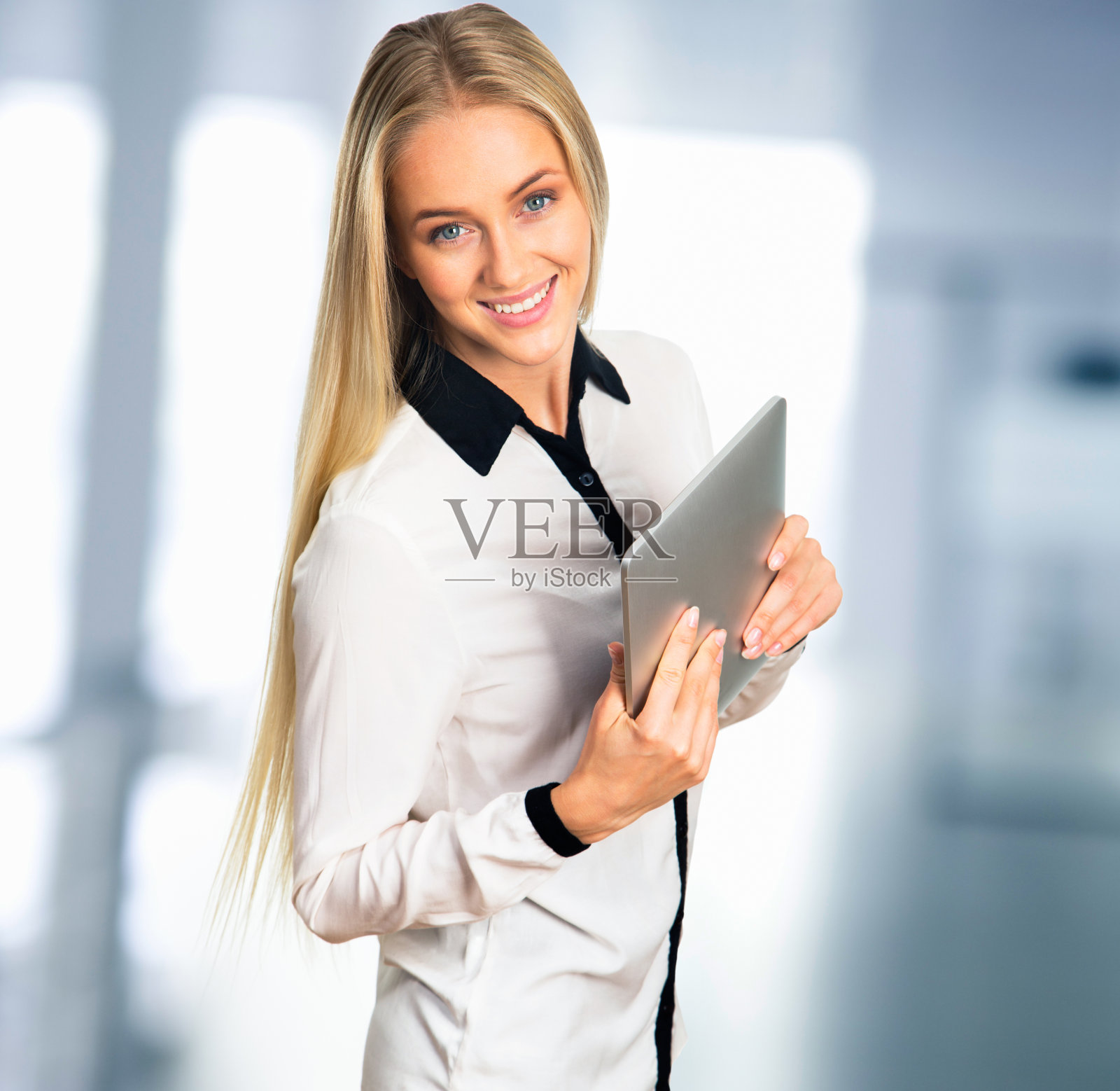 电子记事本的女商人照片摄影图片