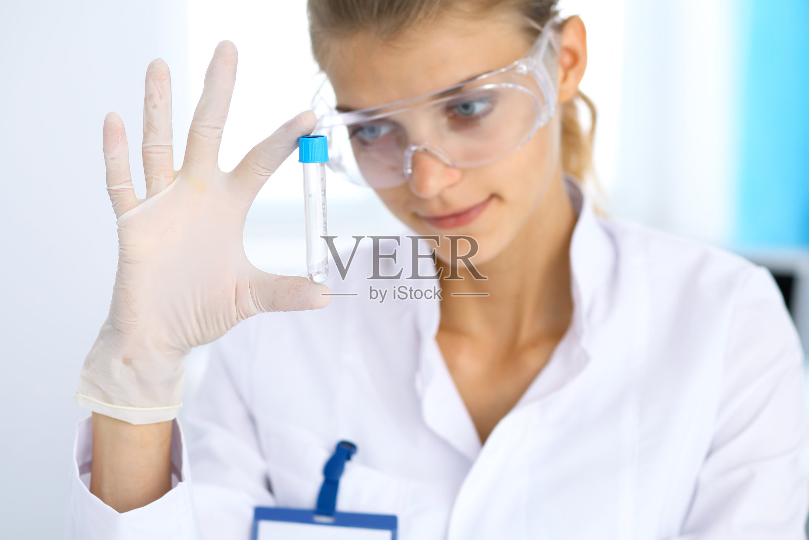 在实验室研究物质或血液样本的女性科学研究员。医学和科学概念照片摄影图片