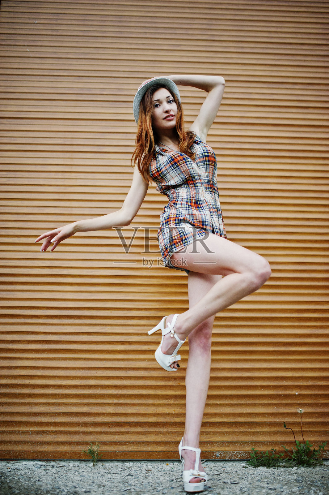 神奇的长腿和高跟鞋女孩戴上帽子照片摄影图片