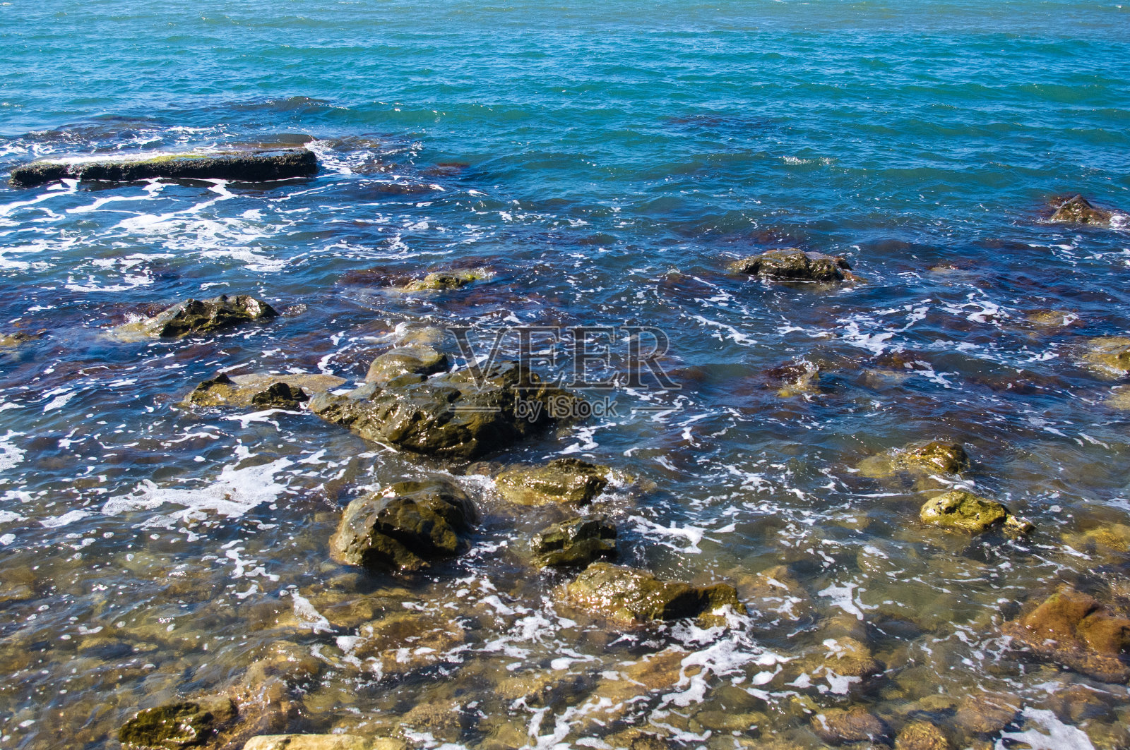 岩岸有卵石滩,海浪有泡沫照片摄影图片