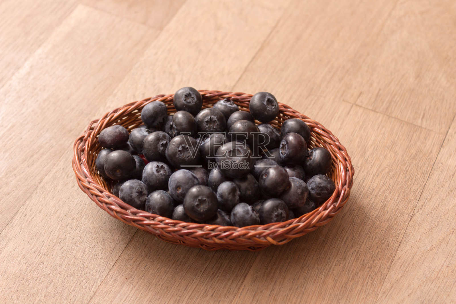 木背景上的蓝莓篮子照片摄影图片