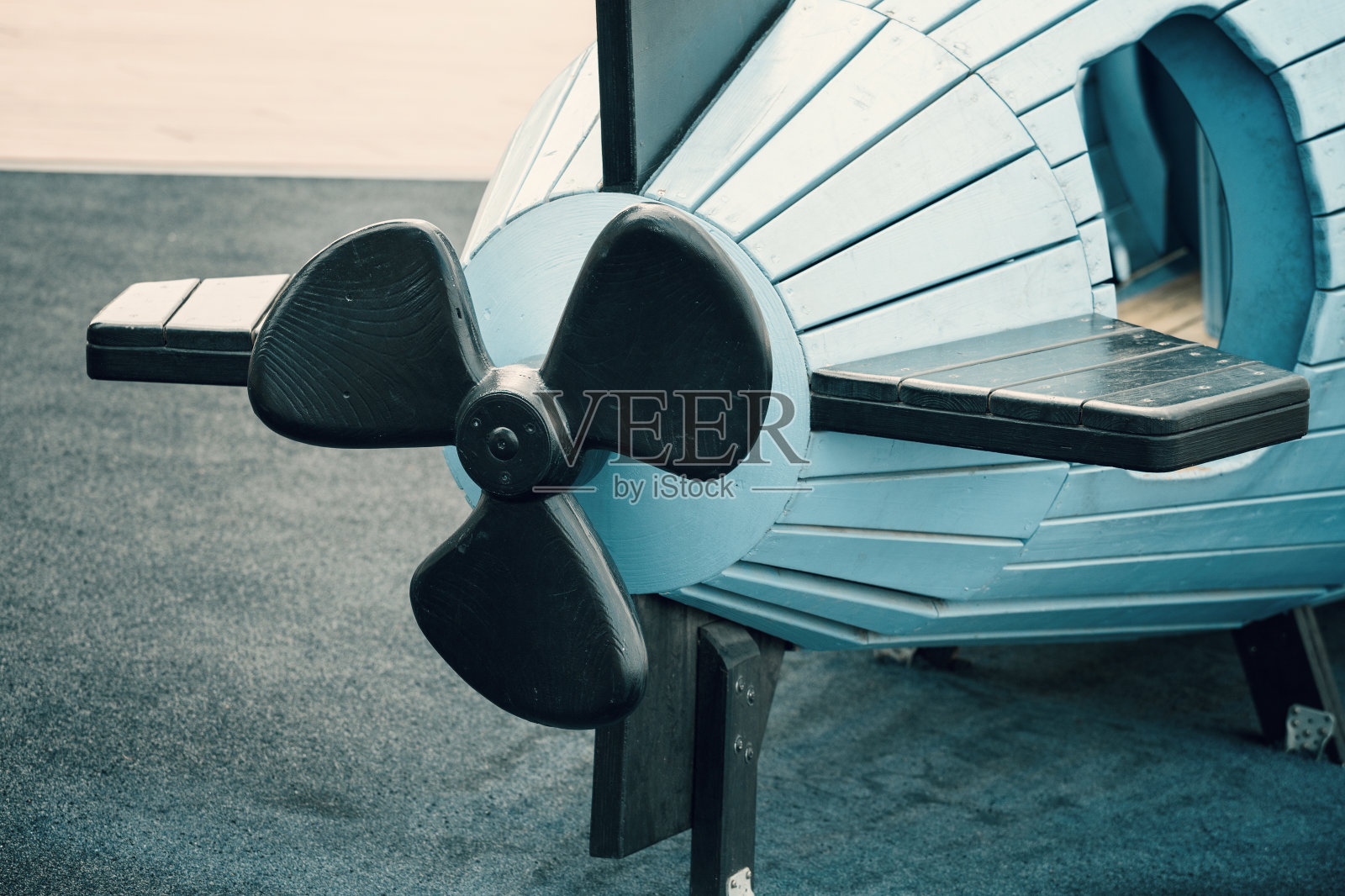 蓝色塑料玩具潜艇上的黑色螺旋桨照片摄影图片