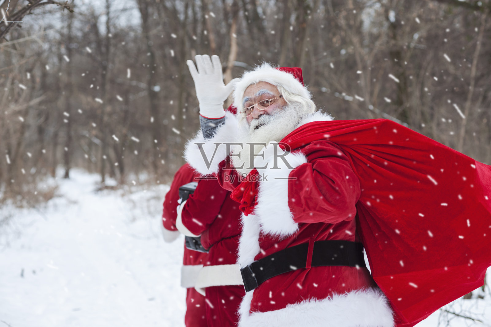 圣诞老人在森林里送礼物照片摄影图片