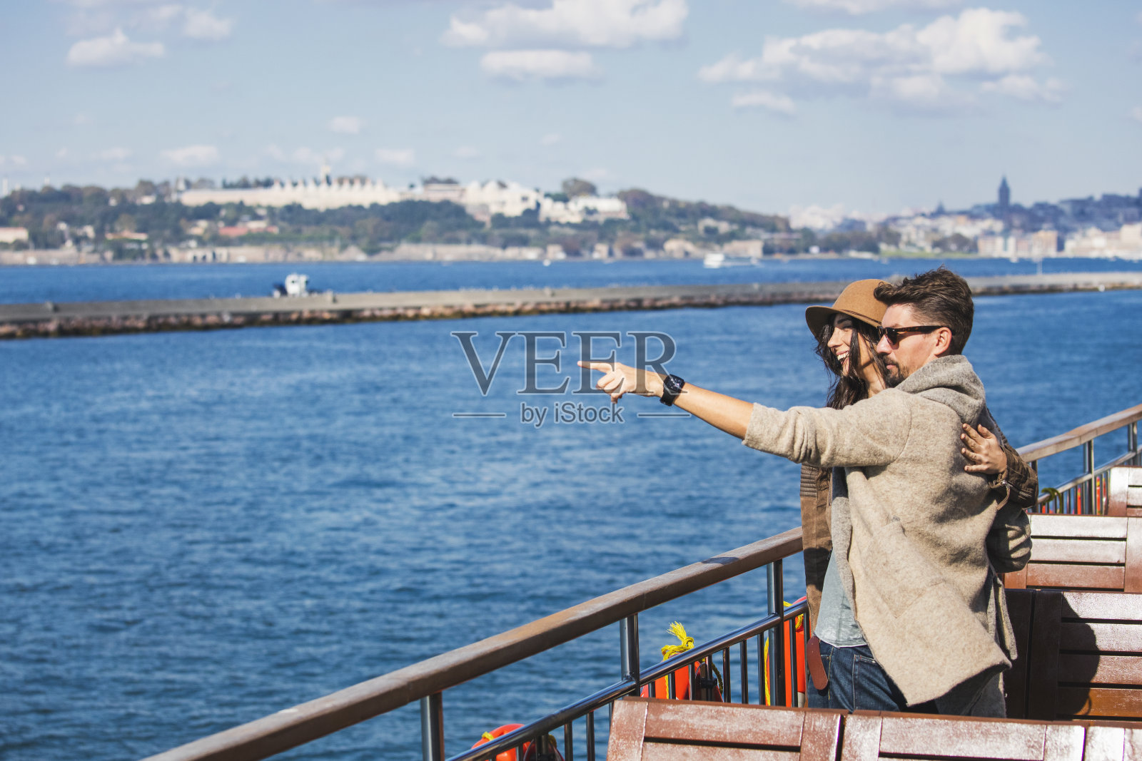 伊斯坦布尔渡轮上的年轻夫妇照片摄影图片