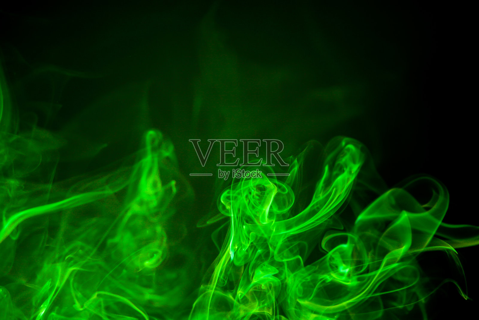 绿色烟雾在黑色背景上运动。照片摄影图片