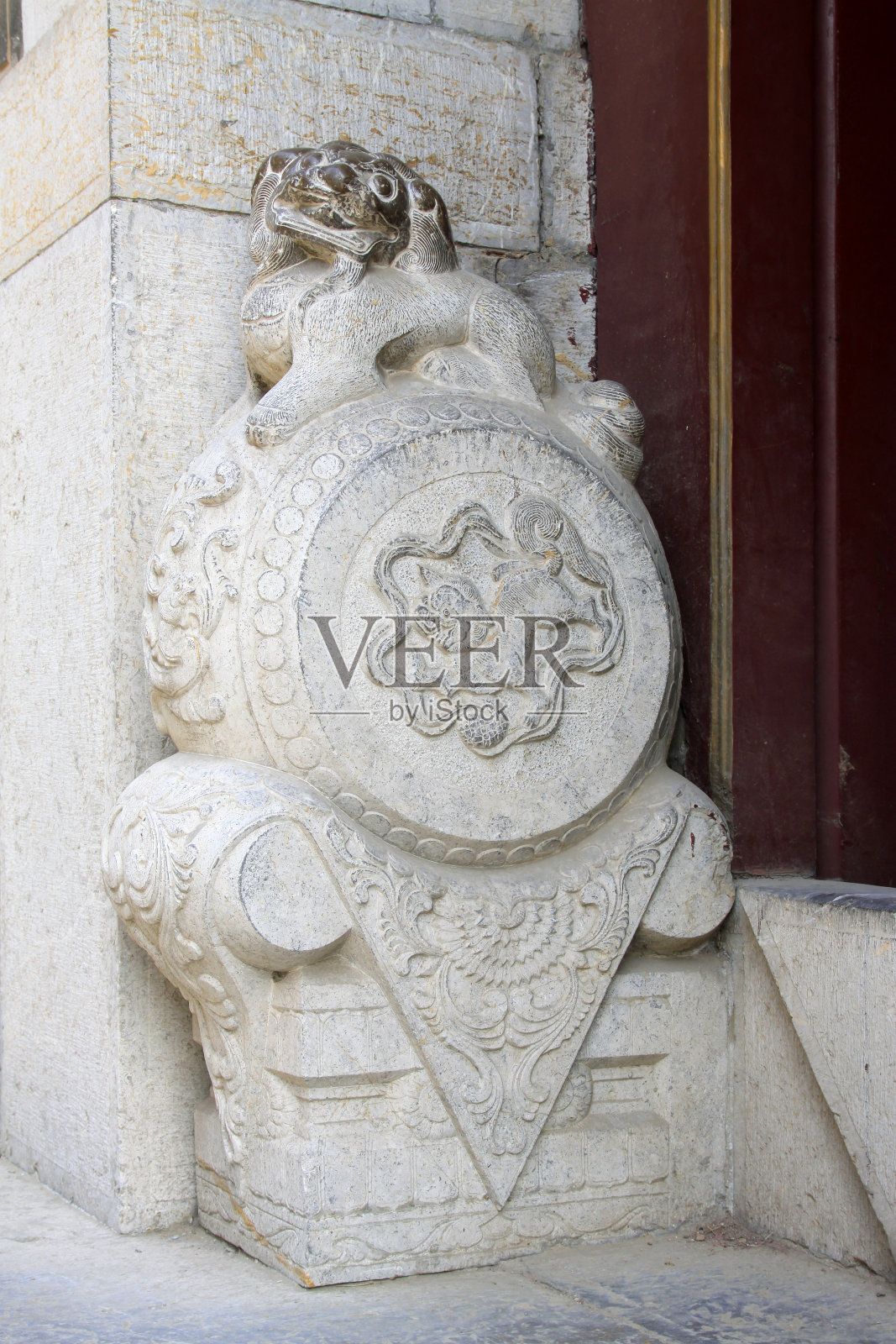 在一座寺庙的岩石上的野兽雕塑,特写照片照片摄影图片