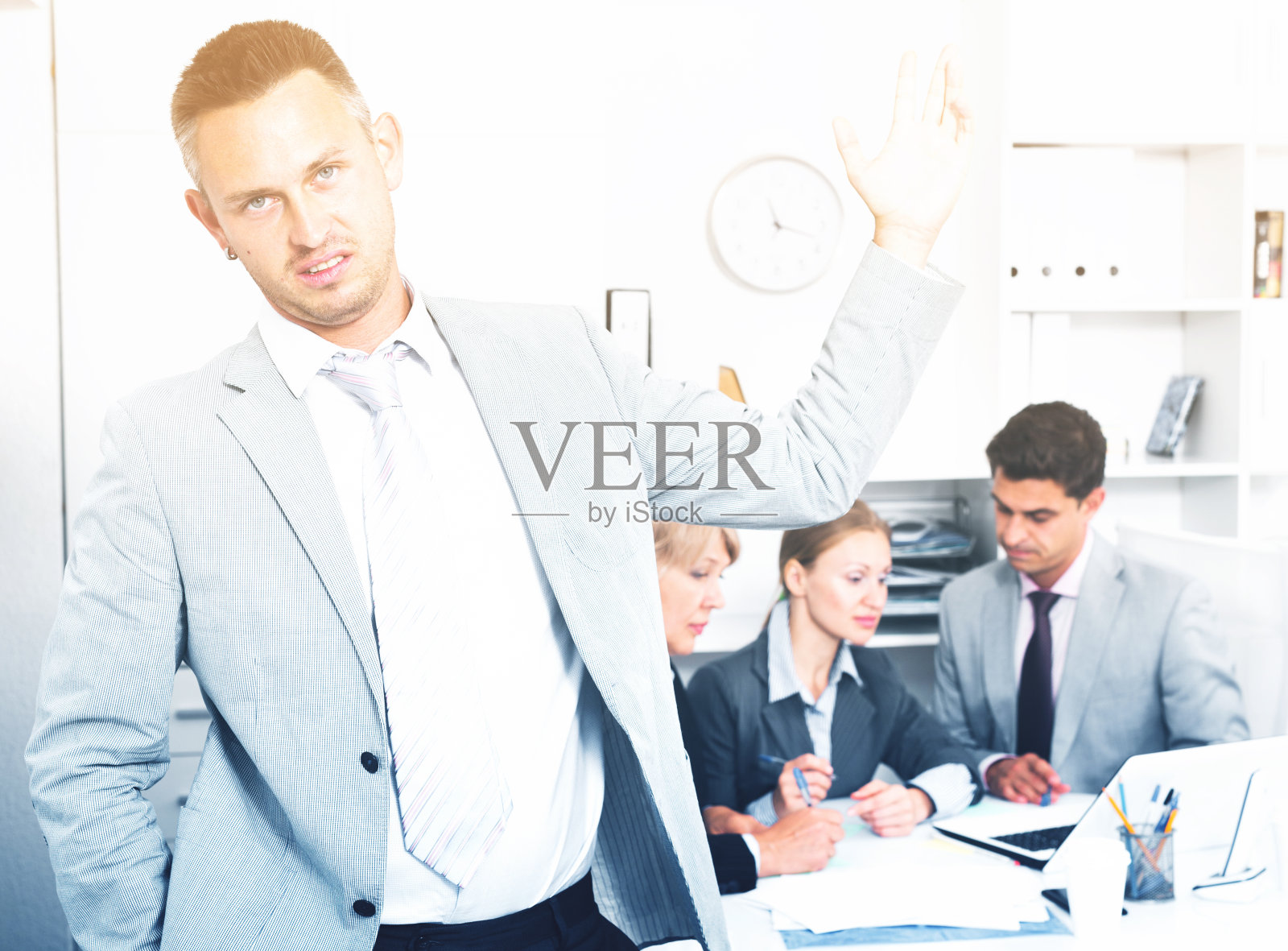 愤怒的经理对同事不满照片摄影图片